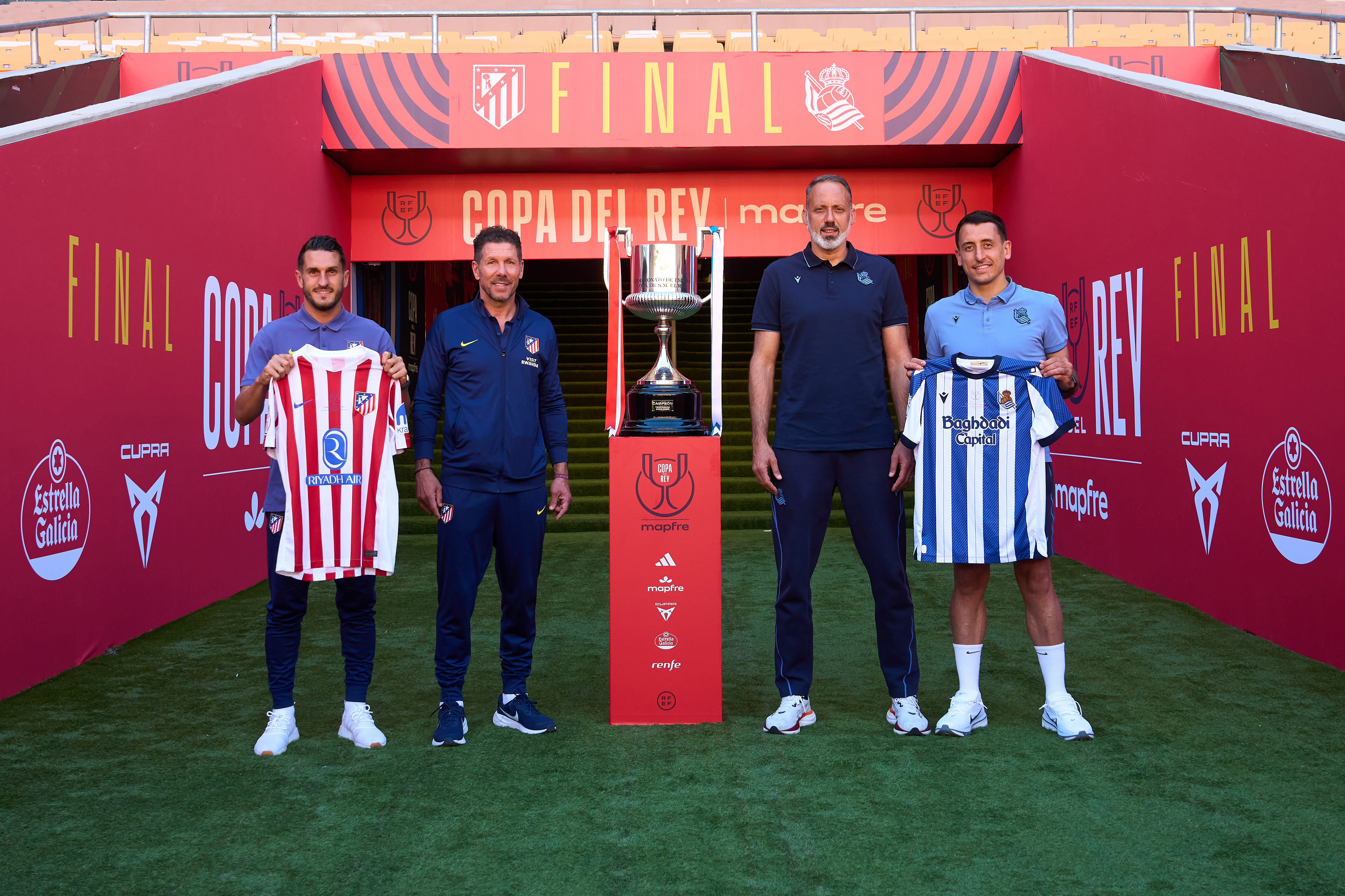 Koke, Simeone, Matarazzo y Oyarzabal posan en La Cartuja con las camisetas de Atlético y Real Sociedad con el trofeo de la Copa del Rey.