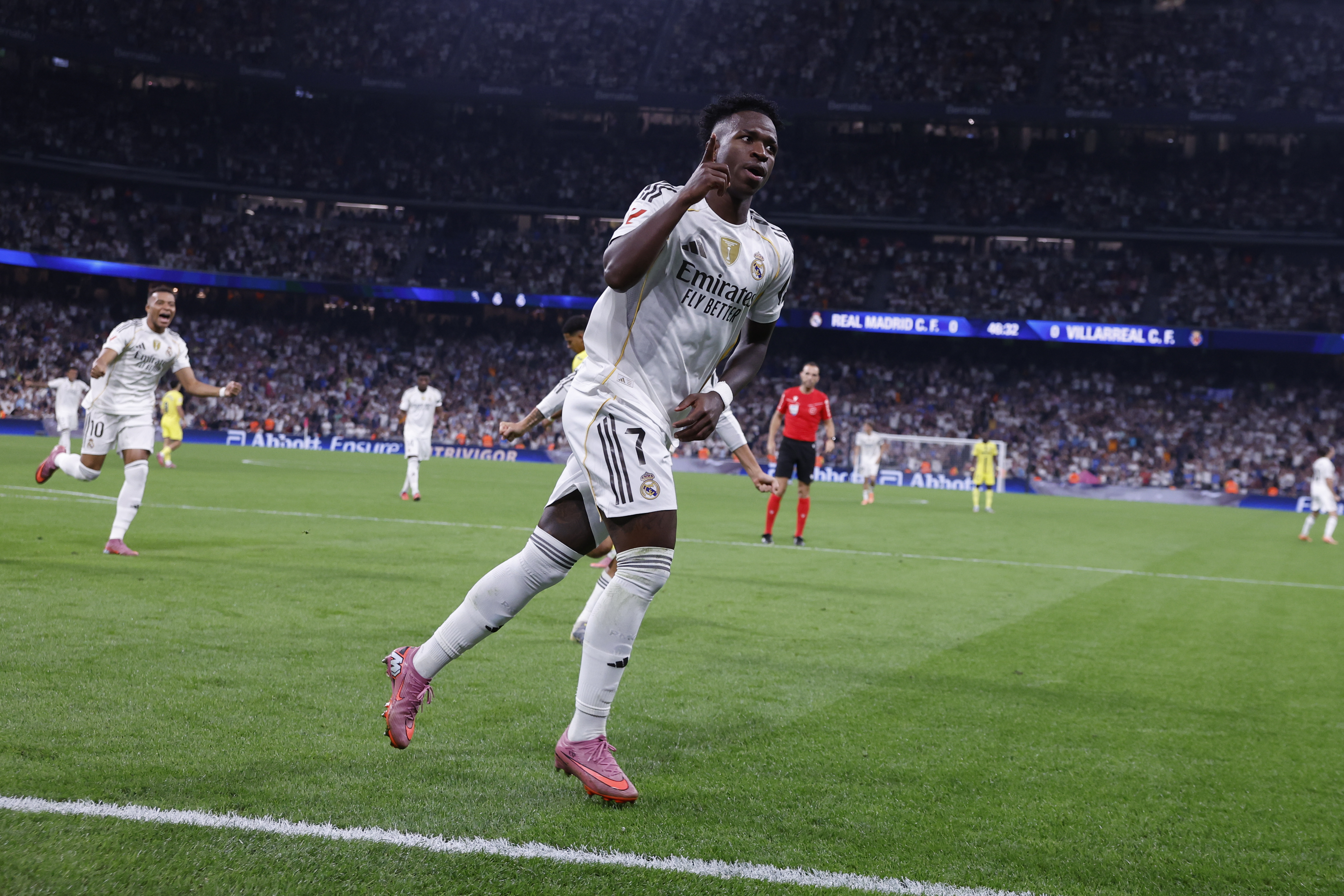 MADRID, 04/10/2025.- El delantero del Real Madrid Vinicius Jr celebra su gol contra el Villarreal, durante el partido de la jornada 8 de LaLiga EA Sports que Real Madrid y Villarreal disputan este sábado en el estadio Santiago Bernabéu.- EFE/ Javier Lizón