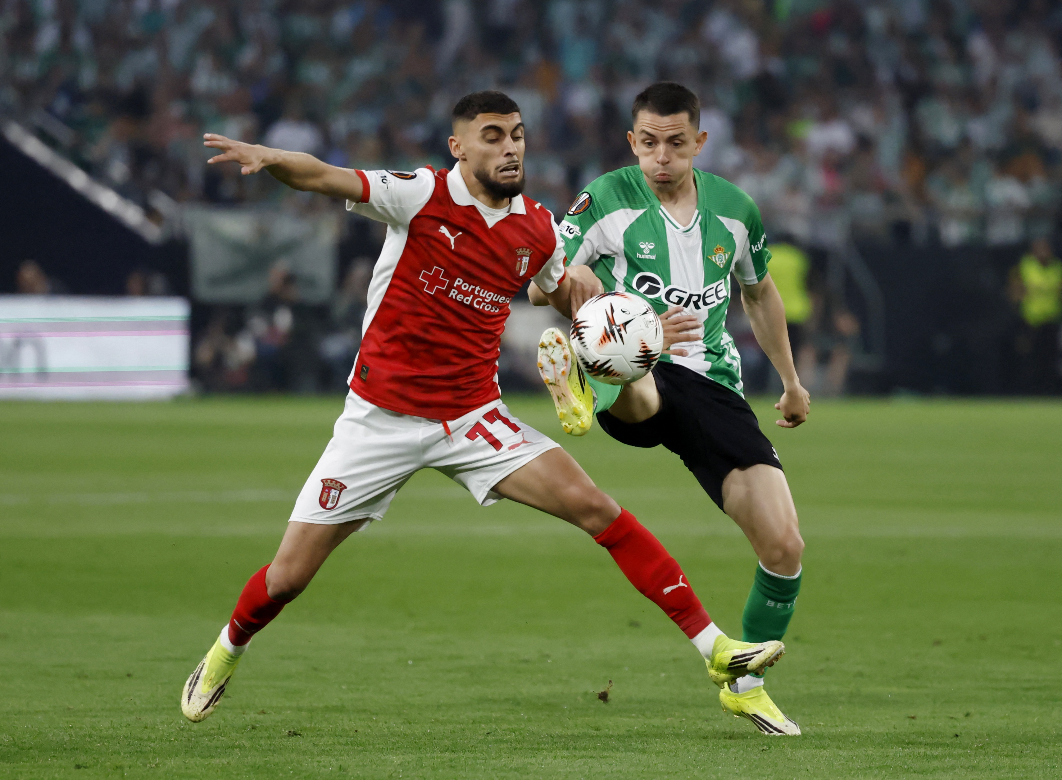 Soccer Football - UEFA Europa League - Quarter Final - Second Leg - Real Betis v S.C. Braga - Estadio de La Cartuja, Seville, Spain - April 16, 2026  S.C. Braga's Gabriel Martinez in action with Real Betis' Alvaro Fidalgo REUTERS/Jon Nazca