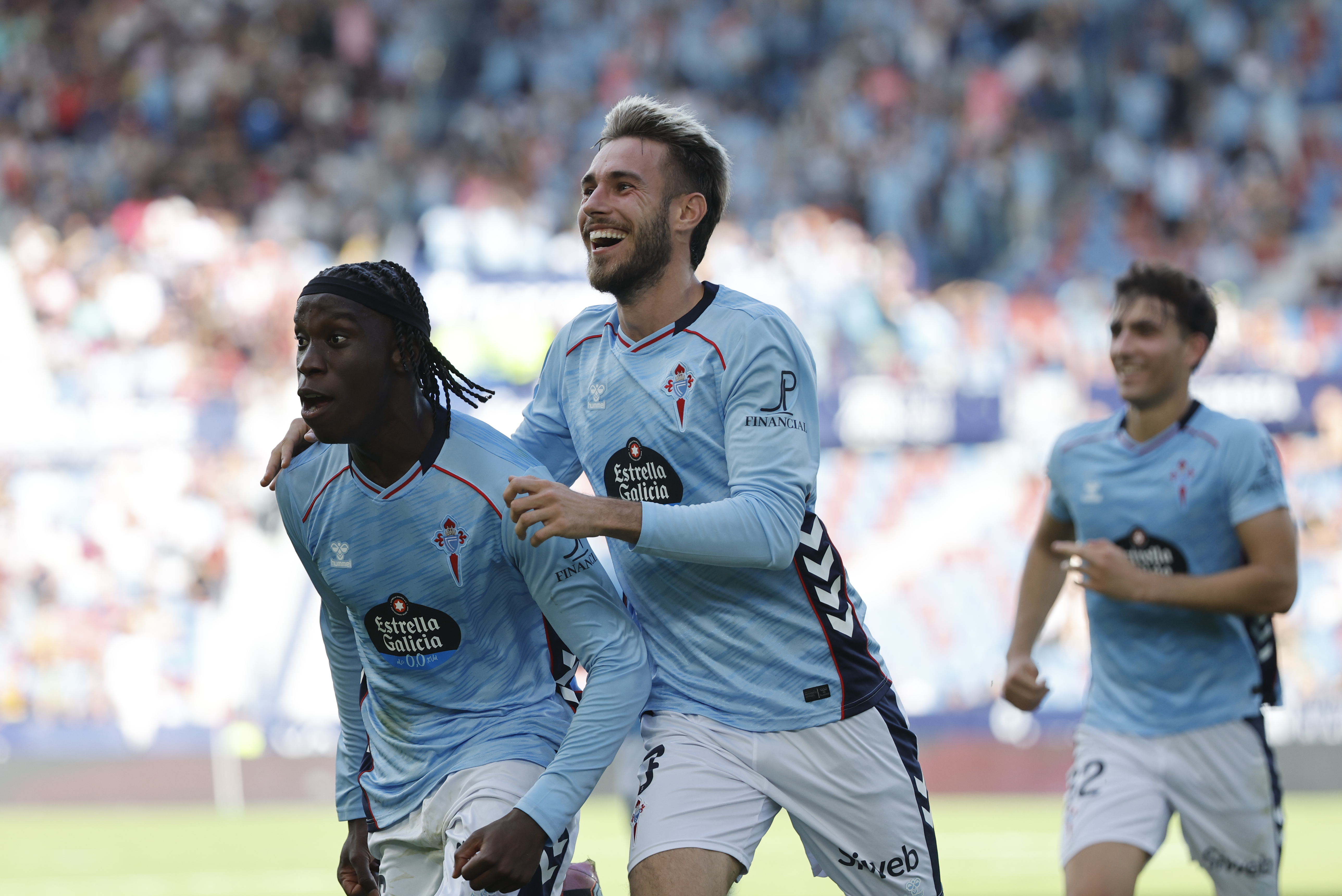 VALENCIA, 02/11/2025.- El defensa del Celta de Vigo Óscar Mingueza (c) celebra con su compañero Ilaix Moriba (i) tras marcarle un gol al Levante, durante el partido correspondiente a la undécima jornada de LaLiga EA Sports disputado este domingo en el Ciutat de València. EFE/ Ana Escobar
