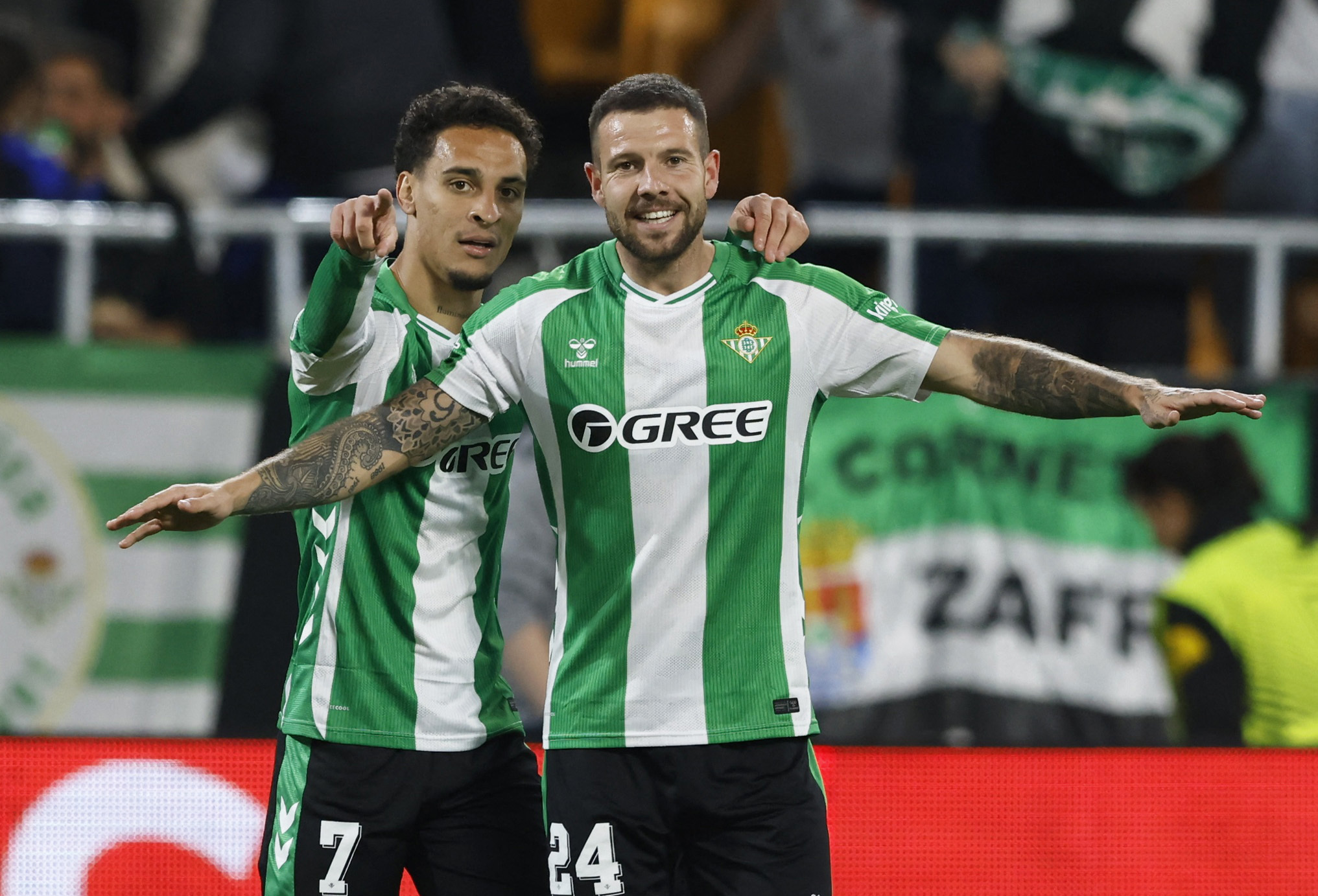 Antony y Aitor Ruibal durante el partido de vuelta de los octavos de final de la Europa League.