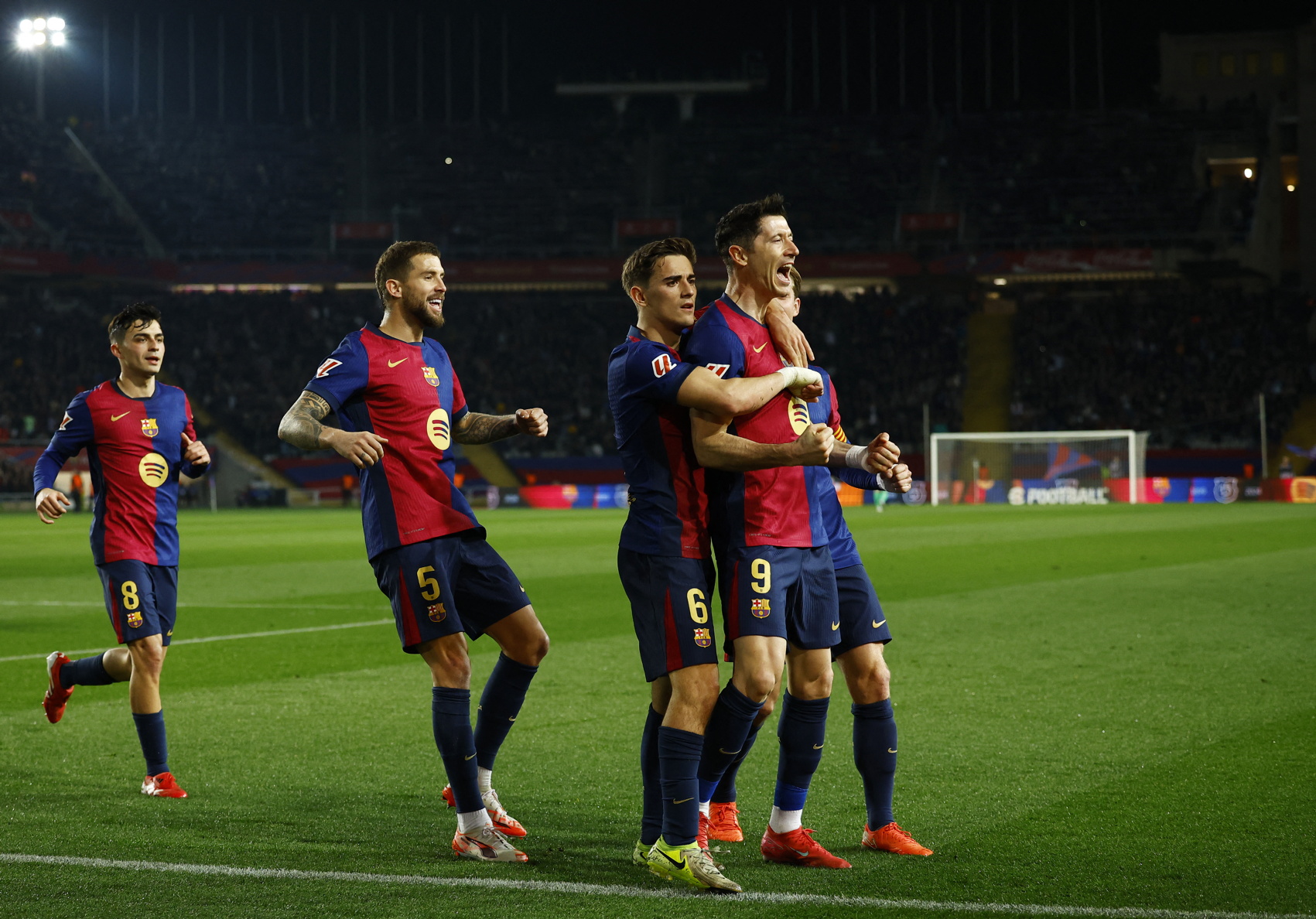 1-0. Robert Lewandowski celebra el tanto que anota de penalti con sus compa?eros.