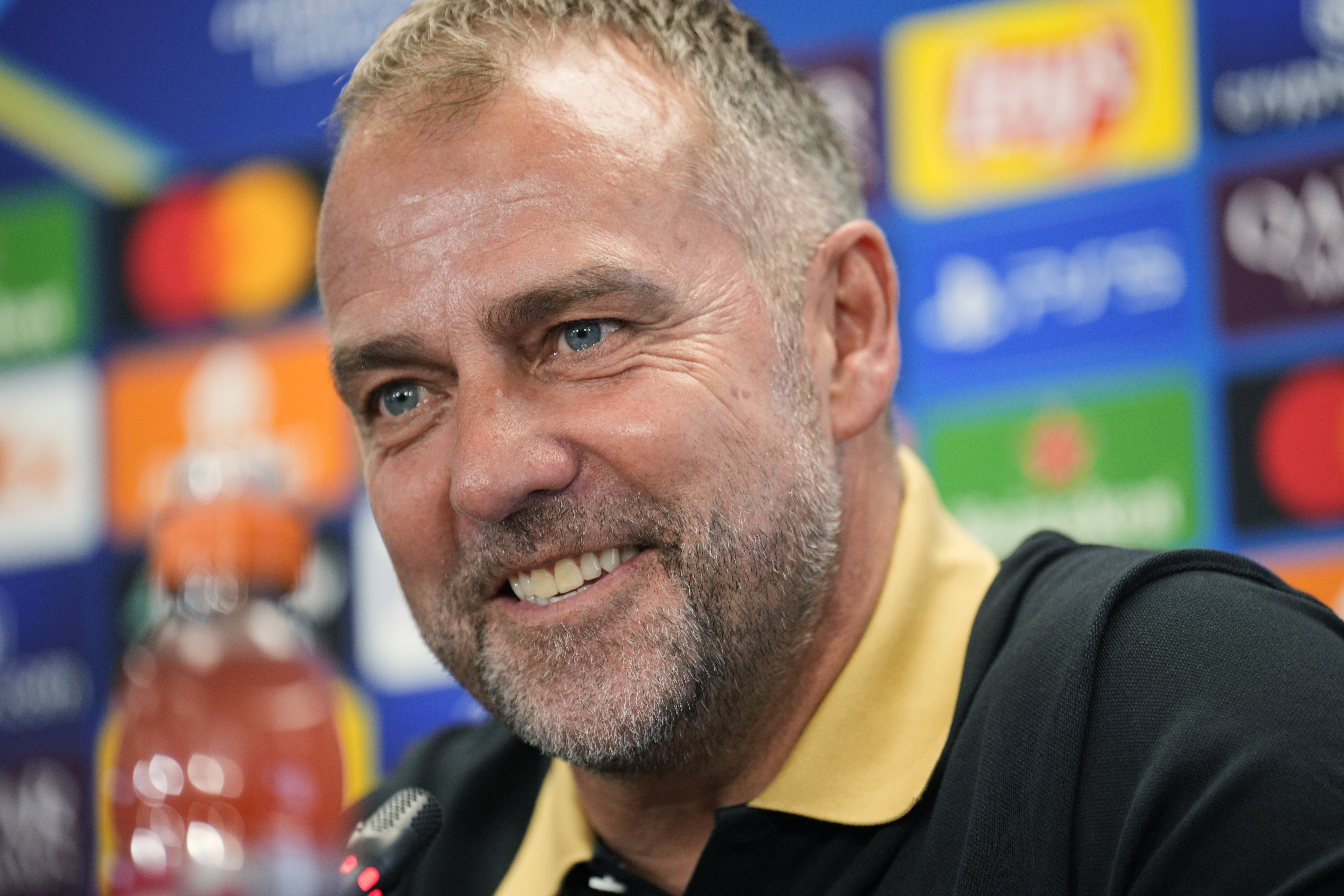 GRAFCAT6582. SANT JOAN DESPÍ (BARCELONA), 08/04/2025.- El entrenador del FC Barcelona, Hansi Flick, durante la rueda de prensa posterior al entrenamiento que el equipo barcelonista ha realizado este martes en la ciudad deportiva Joan Gamper para preparar el partido de ida d elos cuartos de final de la Liga de Campeones que mañana disputarán ante el Borussia Dortmund. EFE/Alejandro García