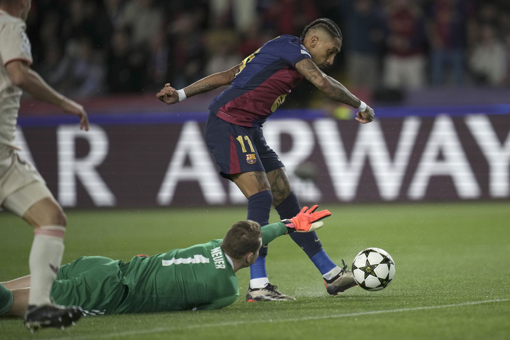 1-0. Fermín López asiste desde el medio del campo a Raphinha superando a Joshua Kimmich, el brasileño se va solo, sortea a Manuel Neuer y anota el primer tanto a placer.