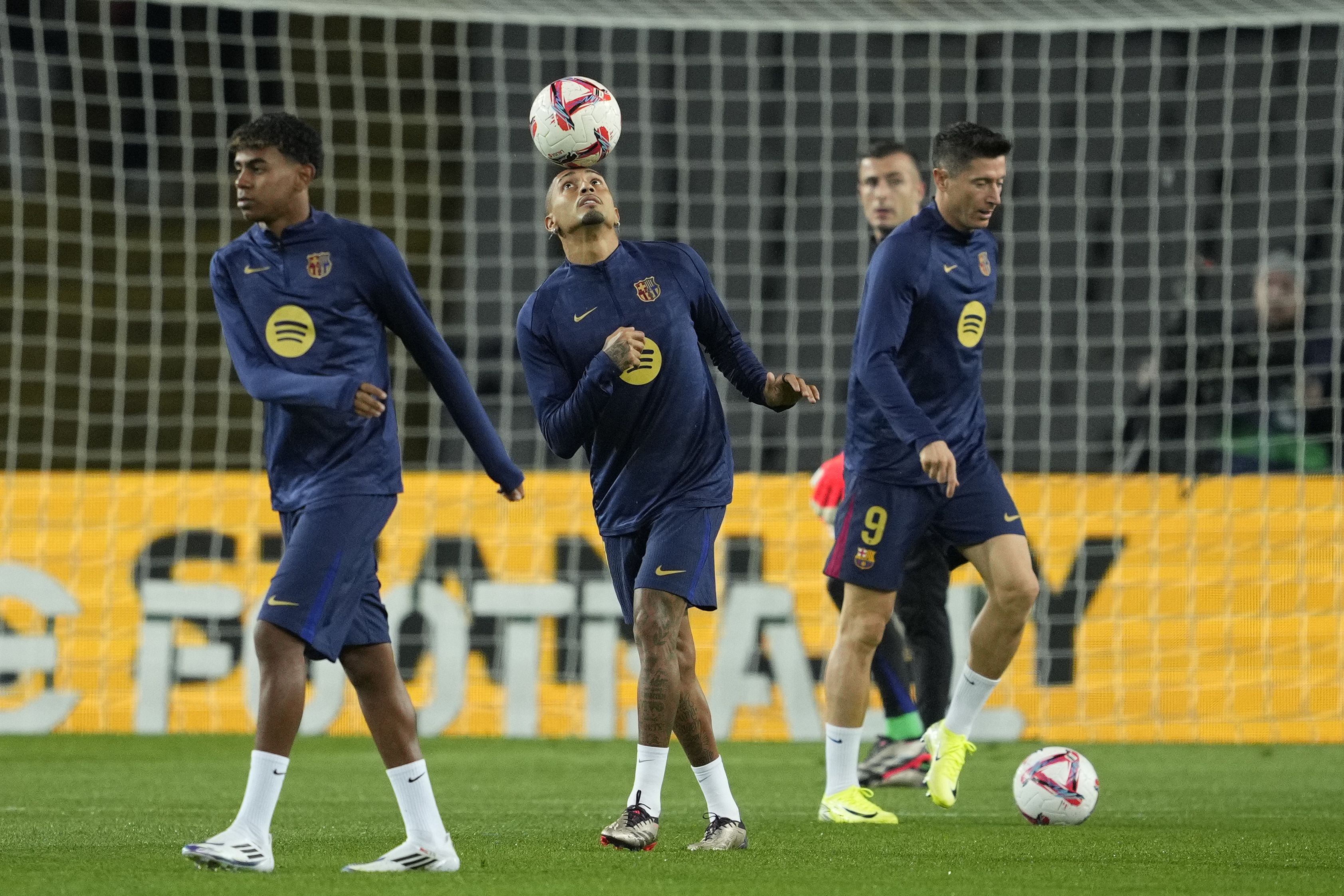 BARCELONA, 20/10/2024.- Los jugadores del Barcelona (i-d) Lamine Yamal, Raphinha y Robert Lewandowski durante el calentamiento previo al partido de LaLiga que FC Barcelona y Sevilla FC disputan este domingo en el estadio Lluis Companys. EFE/Alejandro García
