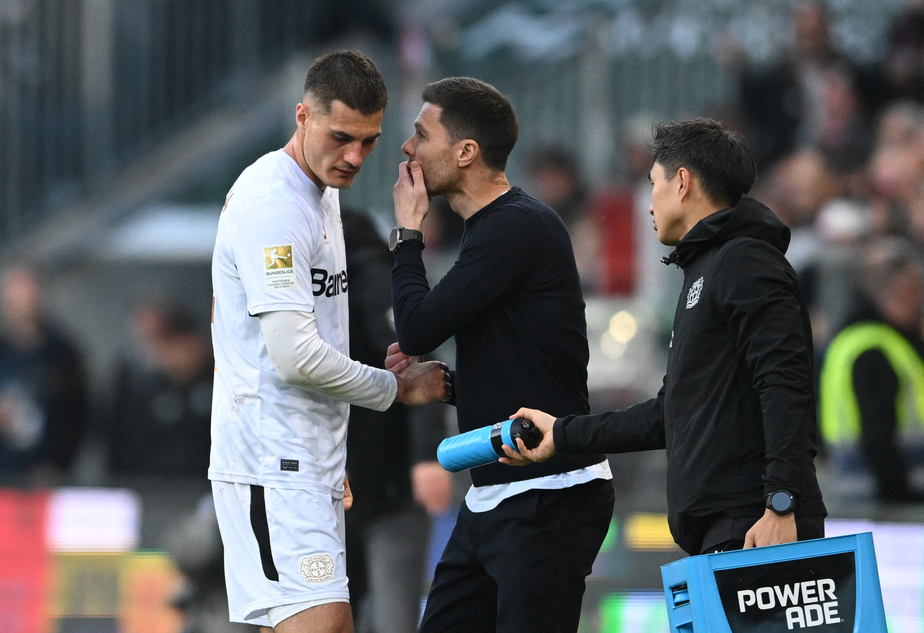 Soccer Football - Bundesliga - St. Pauli v Bayer Leverkusen - Millerntor-Stadion, Hamburg, Germany - April 20, 2025 
Bayer Leverkusen coach Xabi Alonso gives instructions to Bayer Leverkusen's Patrik Schick REUTERS/Carmen Jaspersen DFL REGULATIONS PROHIBIT ANY USE OF PHOTOGRAPHS AS IMAGE SEQUENCES AND/OR QUASI-VIDEO.