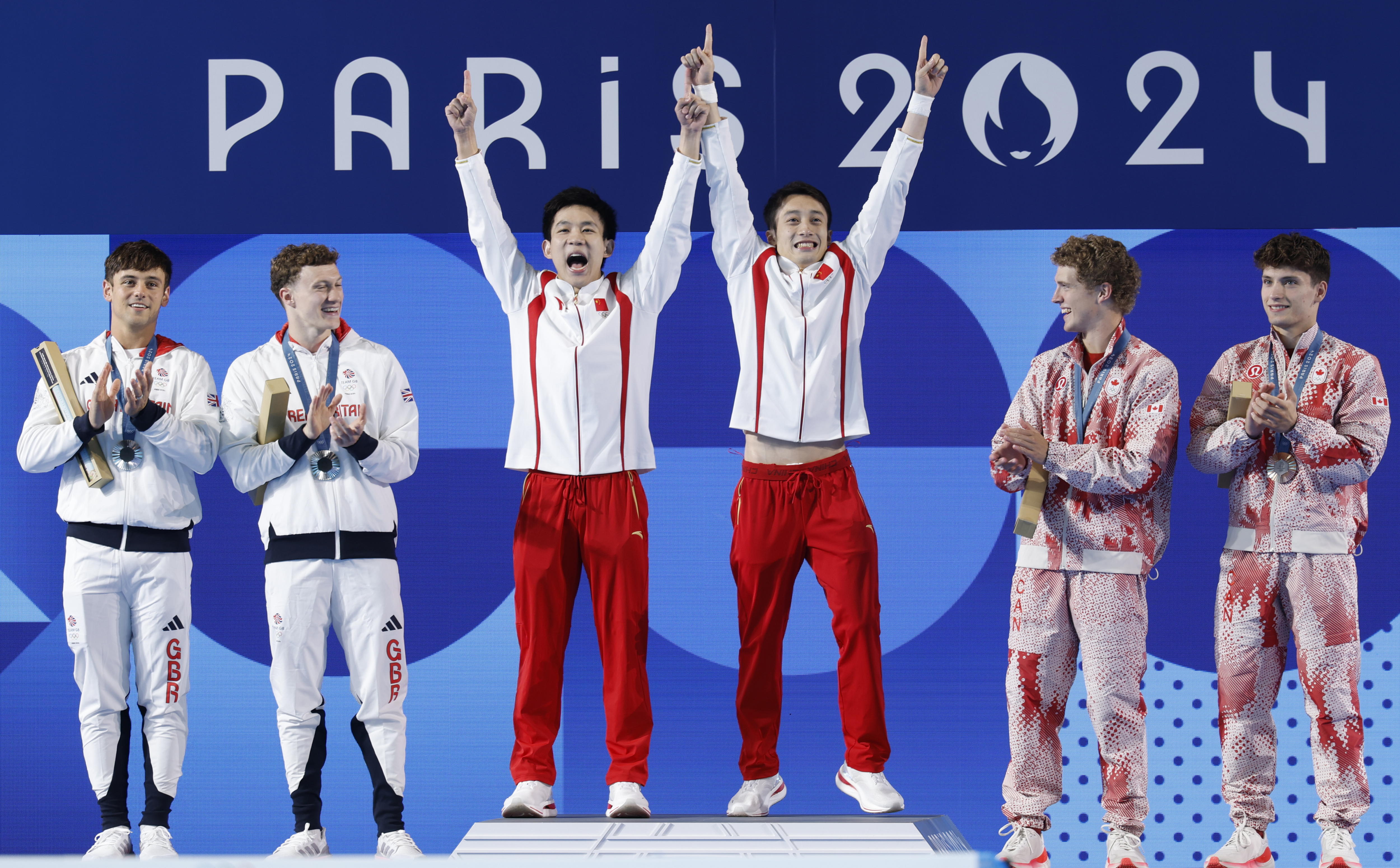 Saint-denis (France), 29/07/2024.- (L-R) Silver medalists Thomas Daley and Noah Williams of Great Britain, Gold medalists Lian Junjie and Yang Hao of China and Bronze medalists Rylan Wiens and Nathan Zsombor-murray of Canada celebrate with their medals following the Men's Synchronised 10m Platform Final of the Diving competitions in the Paris 2024 Olympic Games, at the Aquatics Centre in Saint Denis, France, 29 July 2024.  (Francia, Gran Bretaña, Reino Unido) EFE/EPA/CAROLINE BREHMAN
