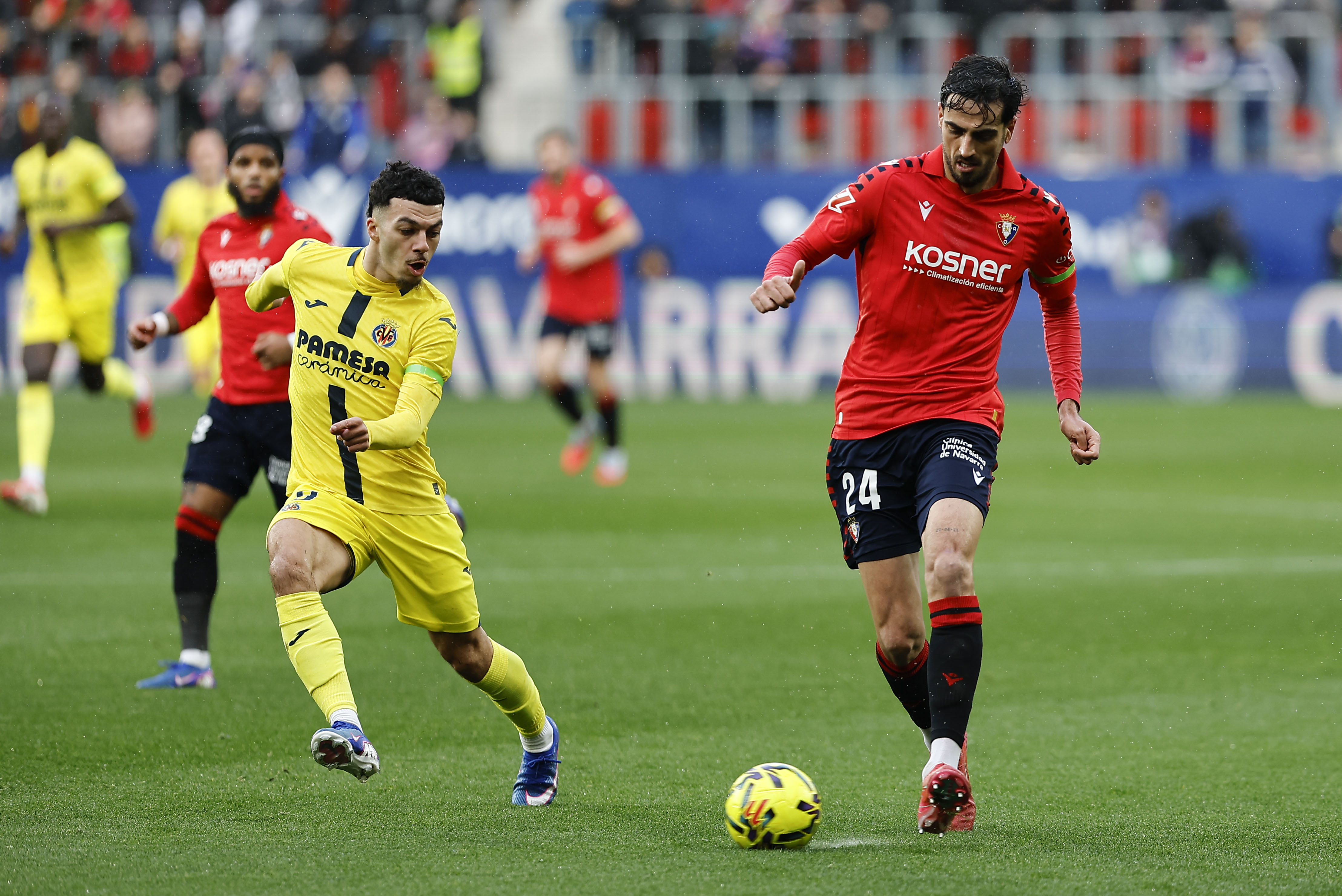 PAMPLONA , 31/01/2026.- El defensa del Osasuna Alejandro Catena (d) se lleva un balón durante el encuentro correspondiente a la jornada 22 de LaLiga EA Sports entre el Osasua y el Villarreal en El Sadar, Pamplona, este sábado. EFE/ Villar Lopez
