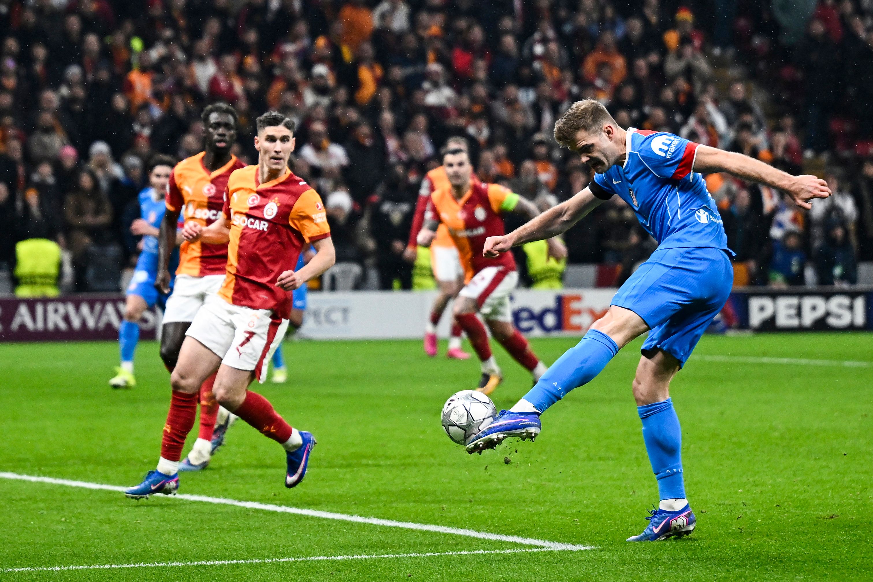 Atletico Madrid's Norwegian forward #09 Alexander Sorloth (R) controls the ball during the UEFA Champions League, league phase day 7, football match between Galatasaray and Atletico Madrid at Rams Park in Istanbul, on January 21, 2026. (Photo by YASIN AKGUL / AFP)