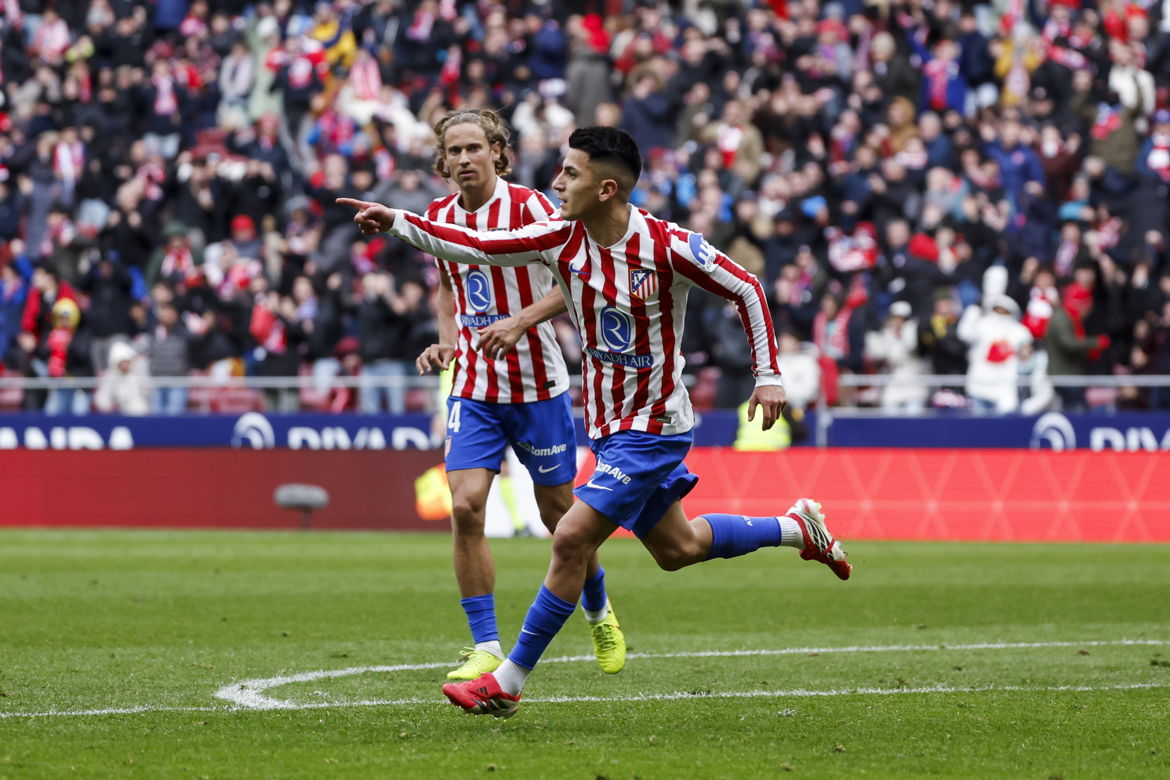 El argentino hizo un auténtico golazo. Salió de revulsivo y en la segunda ocasión que tuvo conectó un disparo imparable para Leo Román.