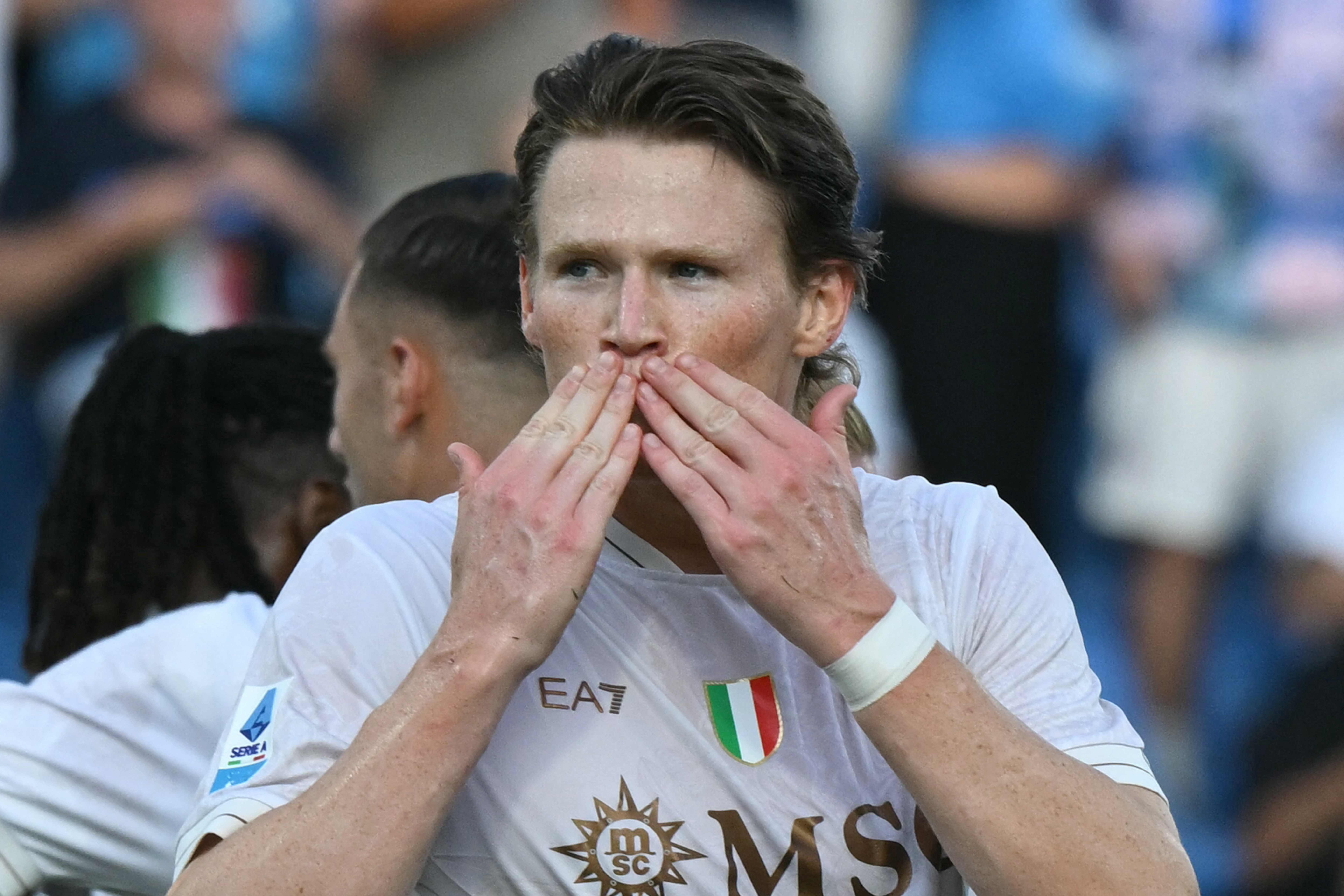 Napoli's Scottish midfielder #08 Scott McTominay celebrates after scoring during the Italian Serie A football match between Sassuolo and Napoli at the Mapei - Citt� del Tricolore stadium in Reggio Emilia, on August 23, 2025. (Photo by Stefano RELLANDINI / AFP)
