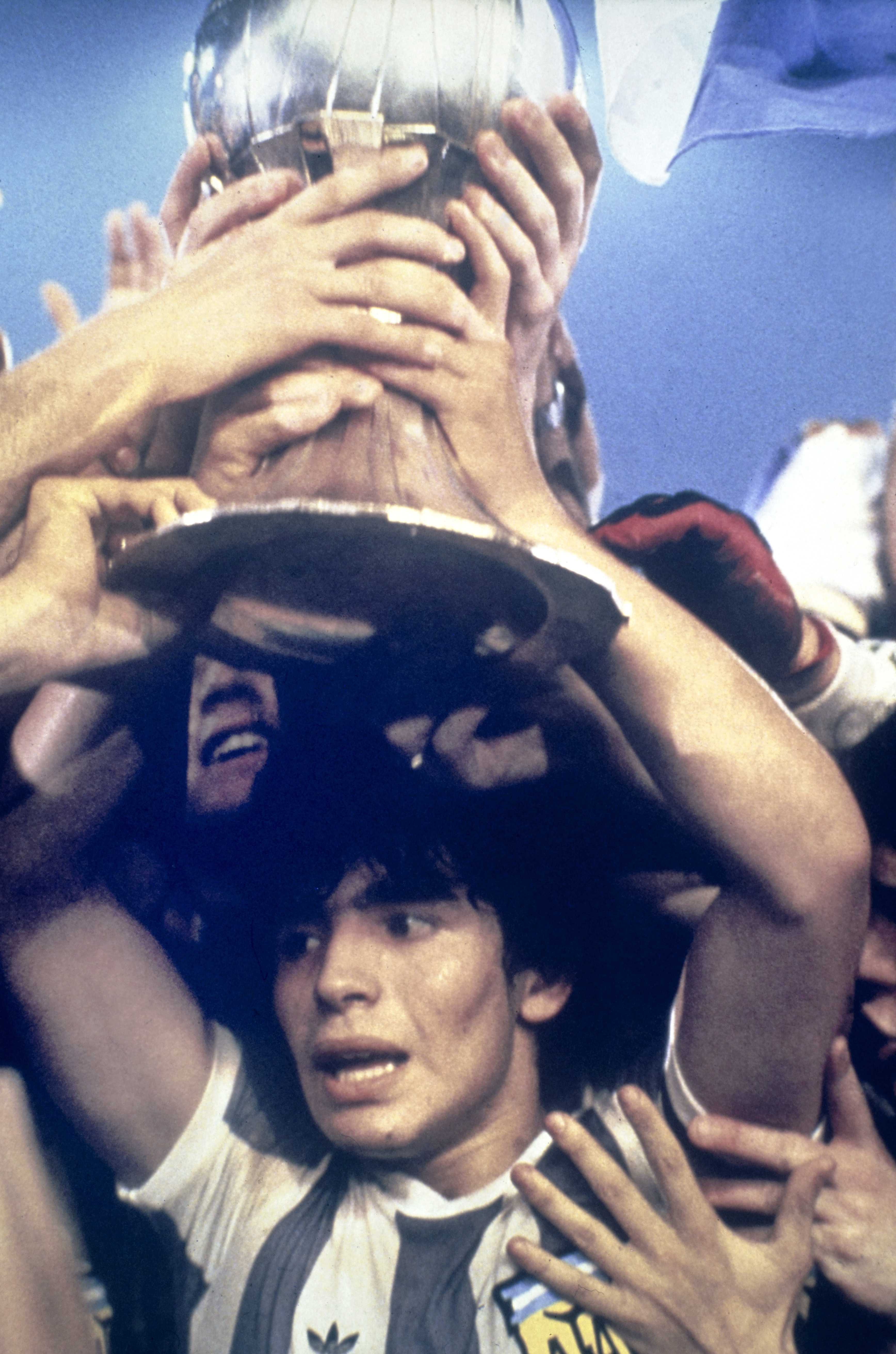 Diego Armando Maradona deslumbró en Japón 1979 y lideró a Argentina hacia su primer título
mundial sub-20. Con seis goles, incluido uno en la final contra la URSS, se convirtió en la figura
indiscutida del torneo y recibió el Balón de Oro adidas. Su talento, irreverencia y capacidad para
decidir partidos marcaron el inicio de una carrera destinada a la grandeza absoluta del fútbol mundial.