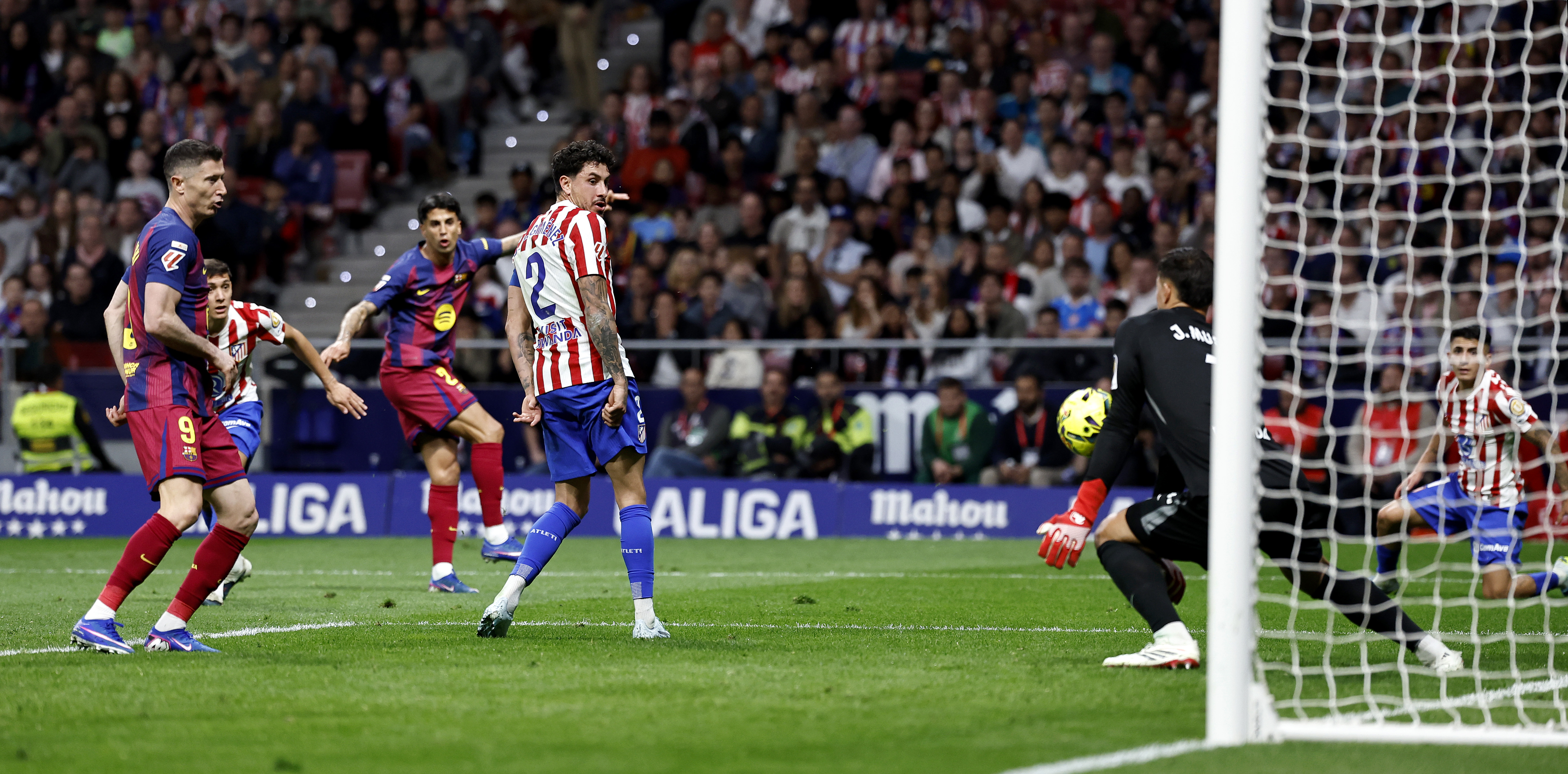 04/04/26 PARTIDO PRIMERA DIVISION ATLETICO DE MADRID - BARCELONA JUGADO GOL 1-2 ROBERT LEWANDOWSKI OCASION JOAO CANCELO PARADA MUSSO 