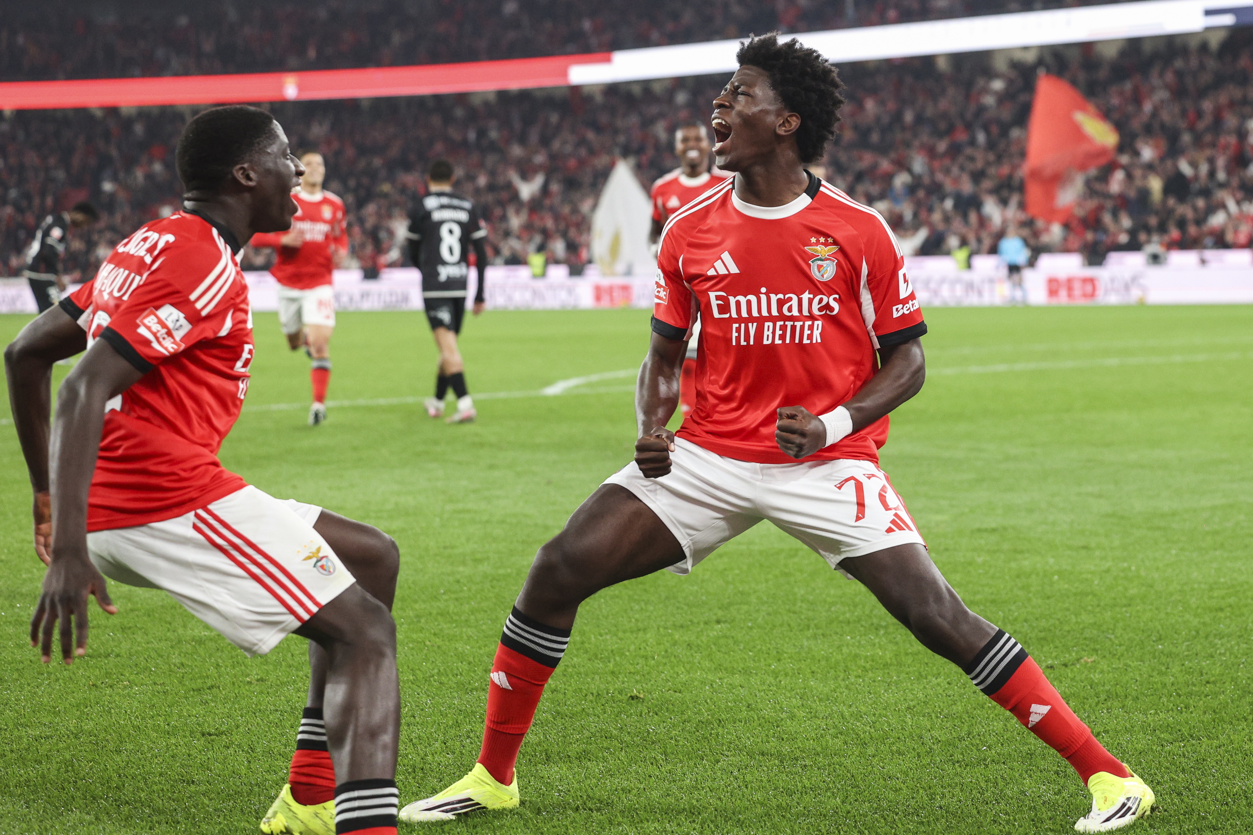 Anísio Cabral, jugador canterano del Benfica, celebra un gol