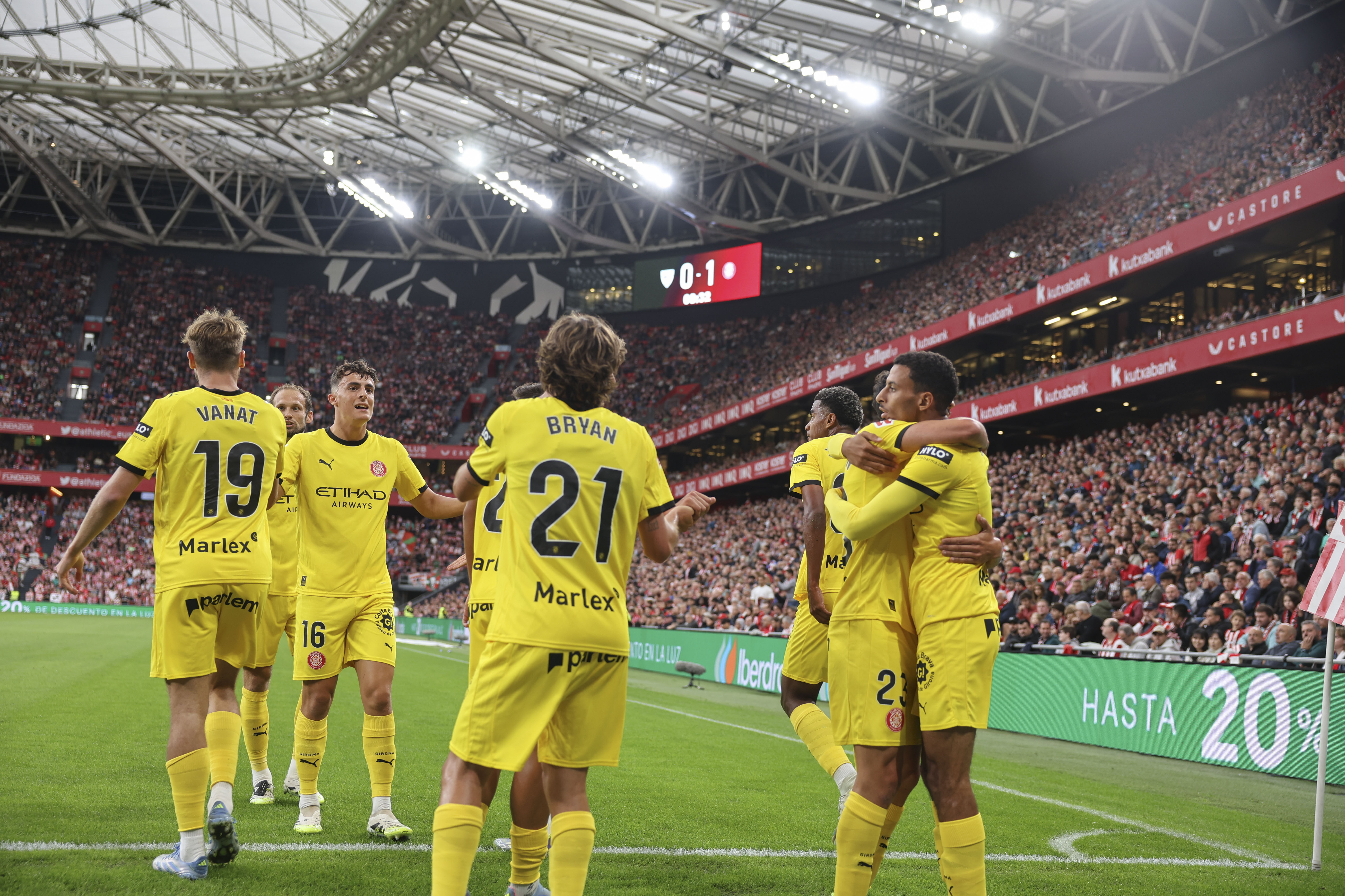 BILBAO, 23/09/2025.- El centrocampista marroquí del Girona Azzedine Ounahi (d) celebra tras anotar el primer gol del encuentro durante el partido de la jornada 6 de LaLiga EA Sports entre el Athletic Club y el Girona, este martes en el estadio de San Mamés en Bilbao.-EFE/ Luis Tejido
