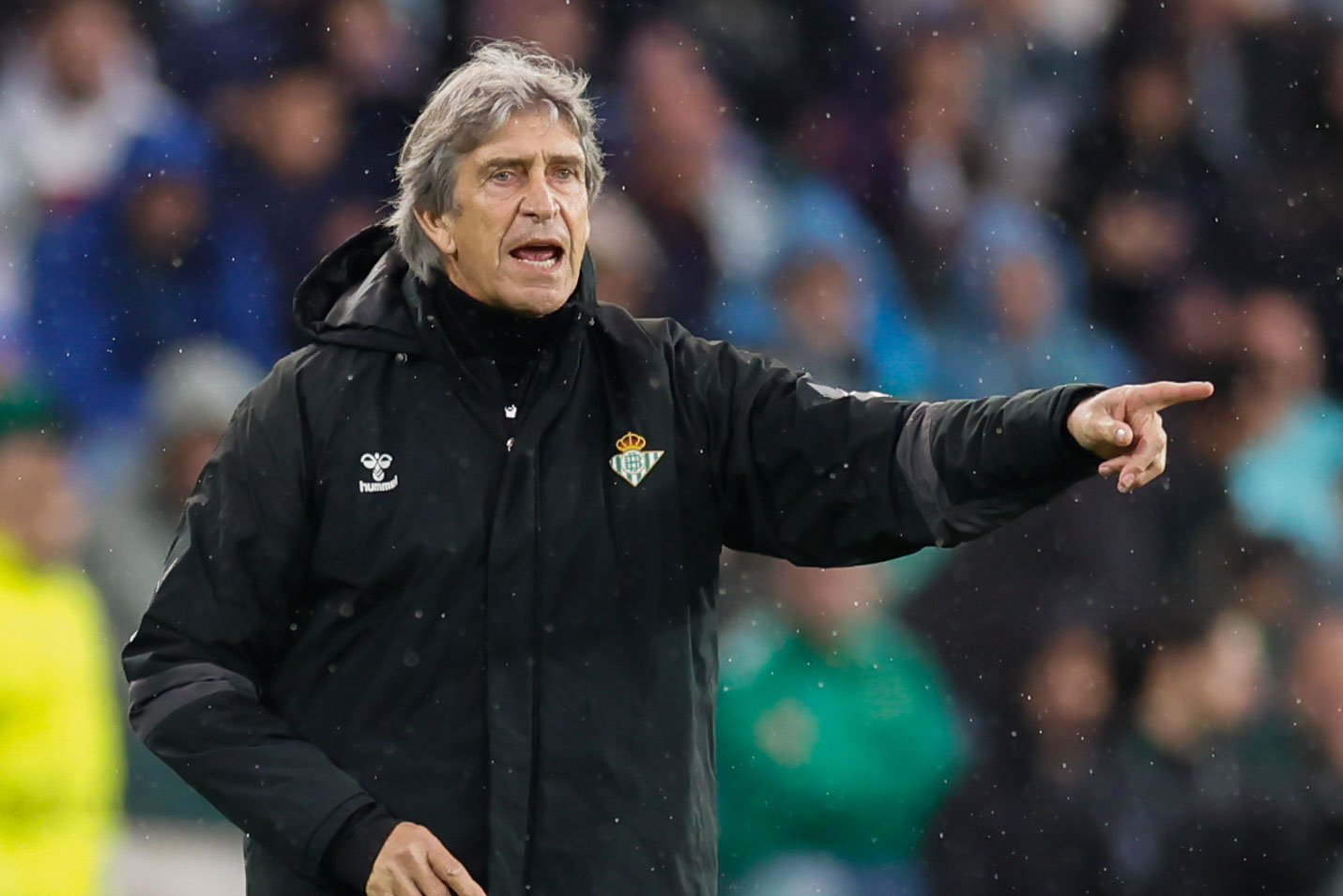 SEVILLA, 06/03/2025.-El entrenador del Betis, Manuel Pellegrini, durante el partido de octavos de final de la Liga Conferencia ante el Betis, este jueves en el estadio Benito Villamarn de Sevilla.- EFE/Jos Manuel Vidal
