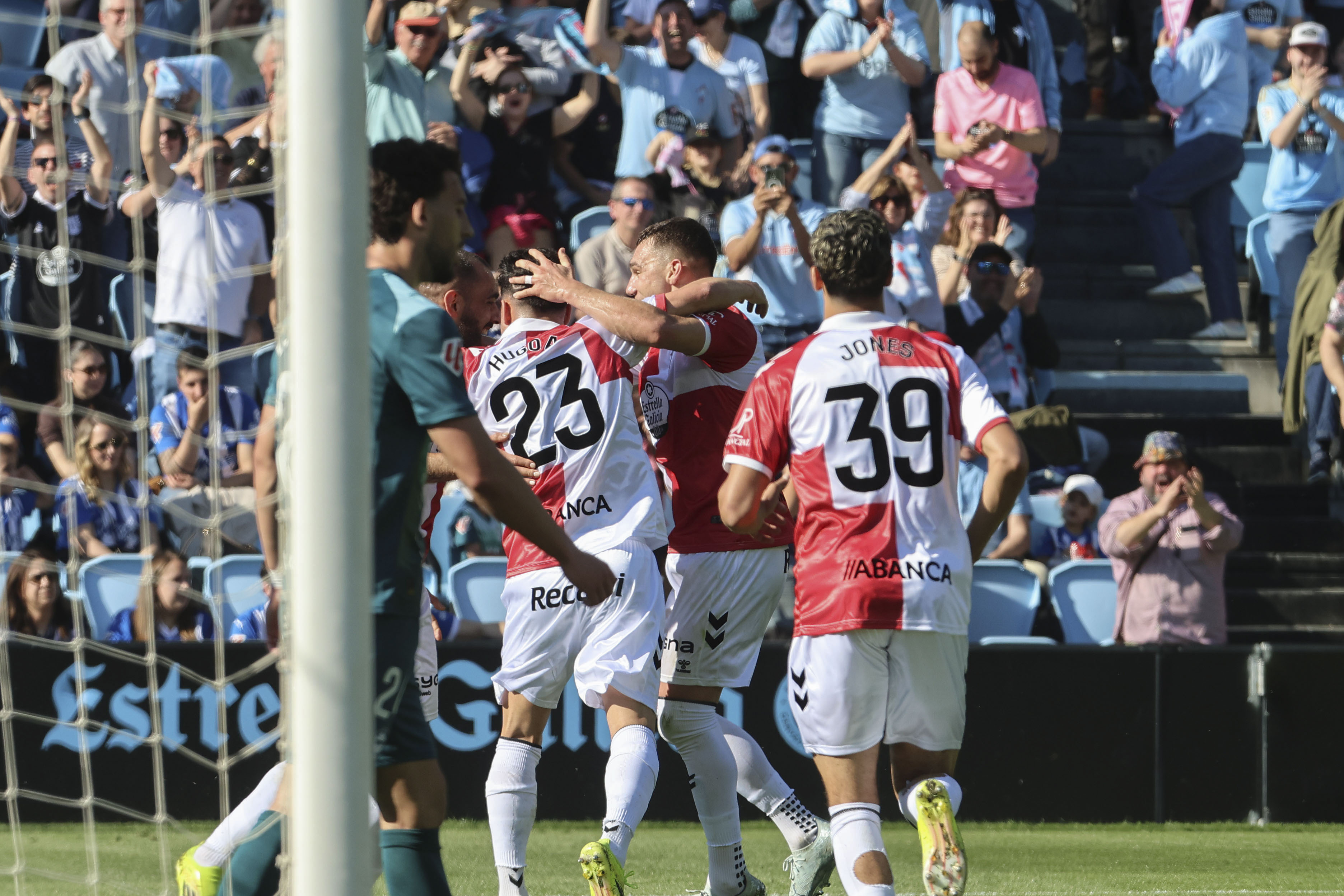 VIGO, 22/03/2026.-Los jugadores del Celta de Vigo celebran el gol contra el Alavés del Jugador Hugo Álvarez (c), durante el partido de la jornada 29 de LaLiga EA Sports que disputan en el Estadio Abanca Balaídos de Vigo, Galicia, este domingo. EFE/ Salvador Sas