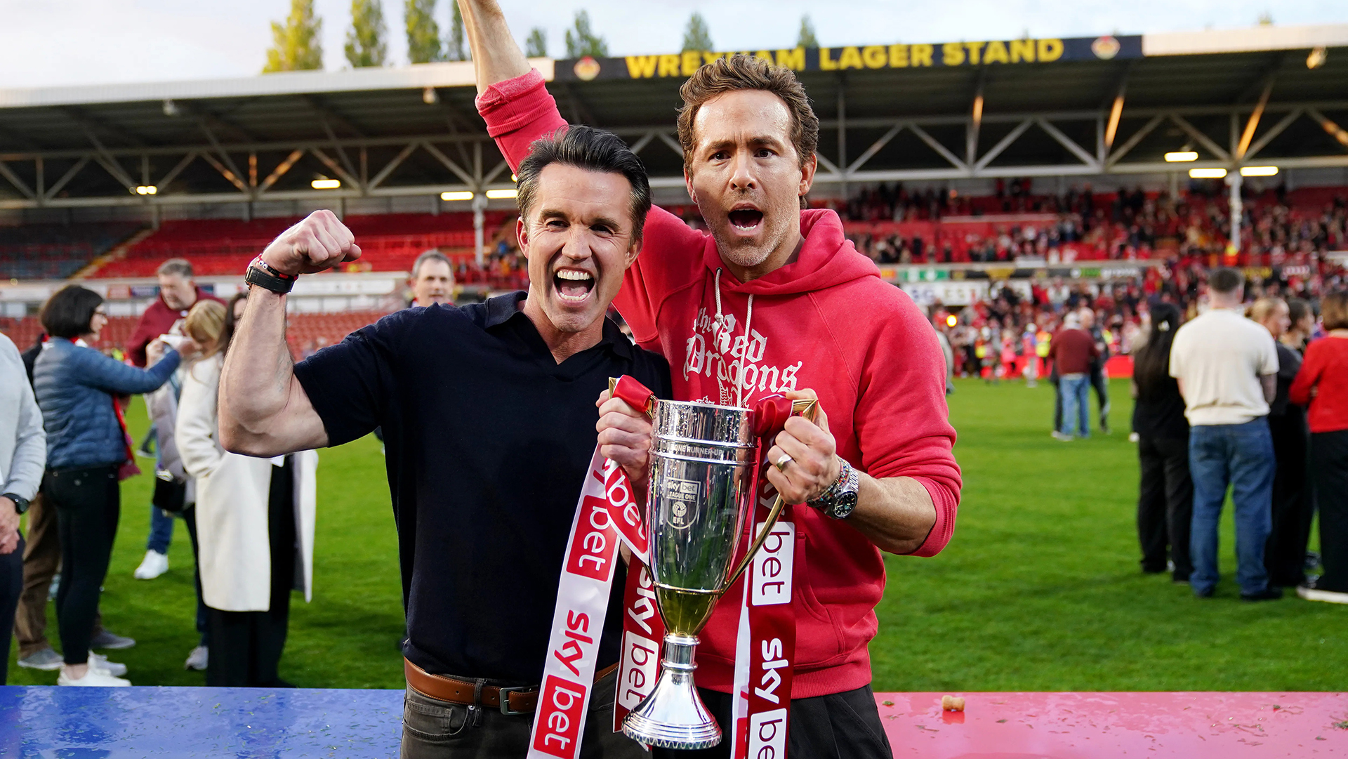 Ryan Reynolds y Rob McElhenney, celebrando el ascenso del Wrexham a Championship.