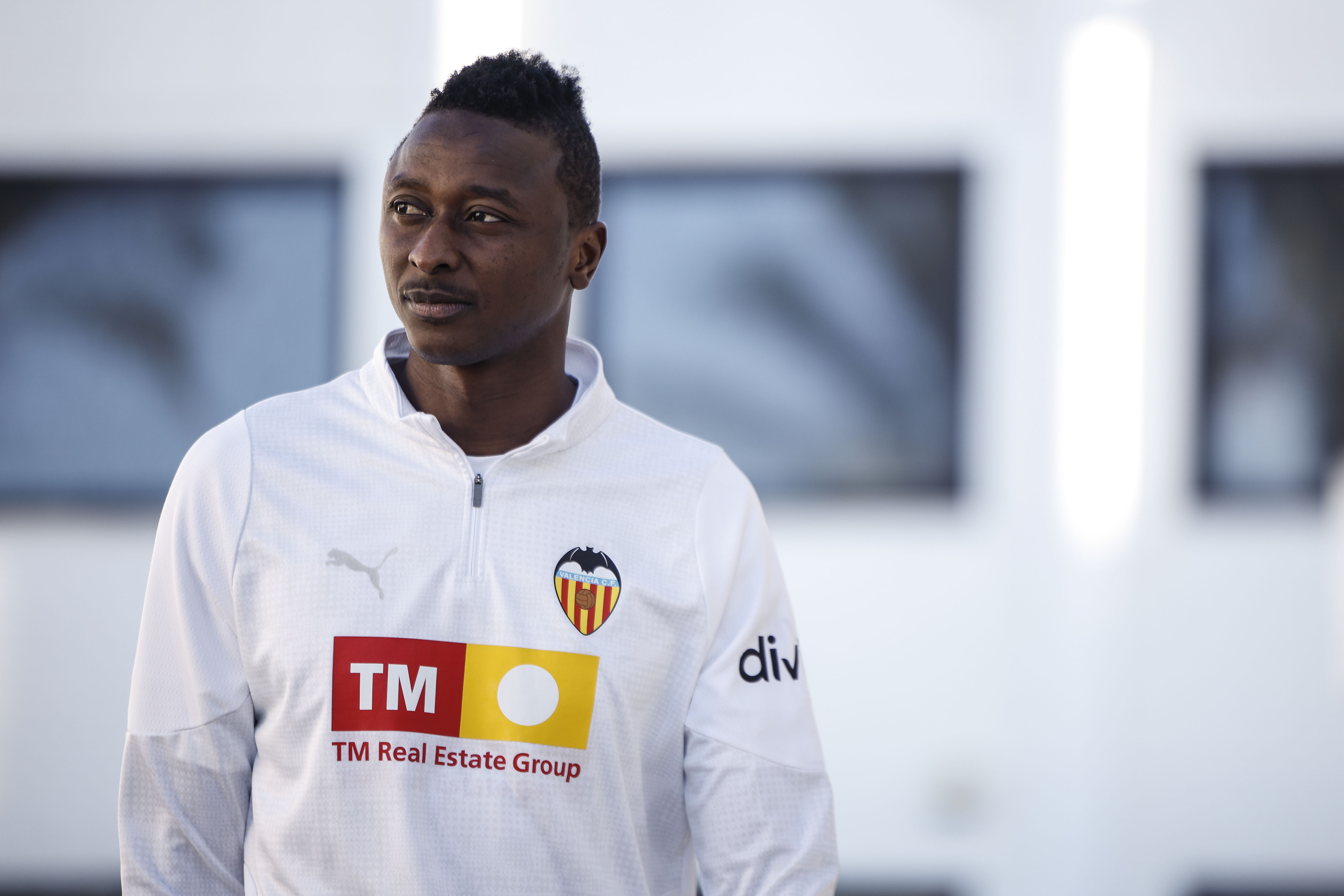 GRAFCVA1466. PATERNA (VALENCIA), 09/01/2026.- El Valencia presenta al delantero Umar Sadiq, de 28 años, como nuevo jugador del club de Mestalla tras alcanzar un acuerdo de traspaso con la Real Sociedad y firmar el nigeriano un contrato hasta 2028. EFE/Biel Aliño
