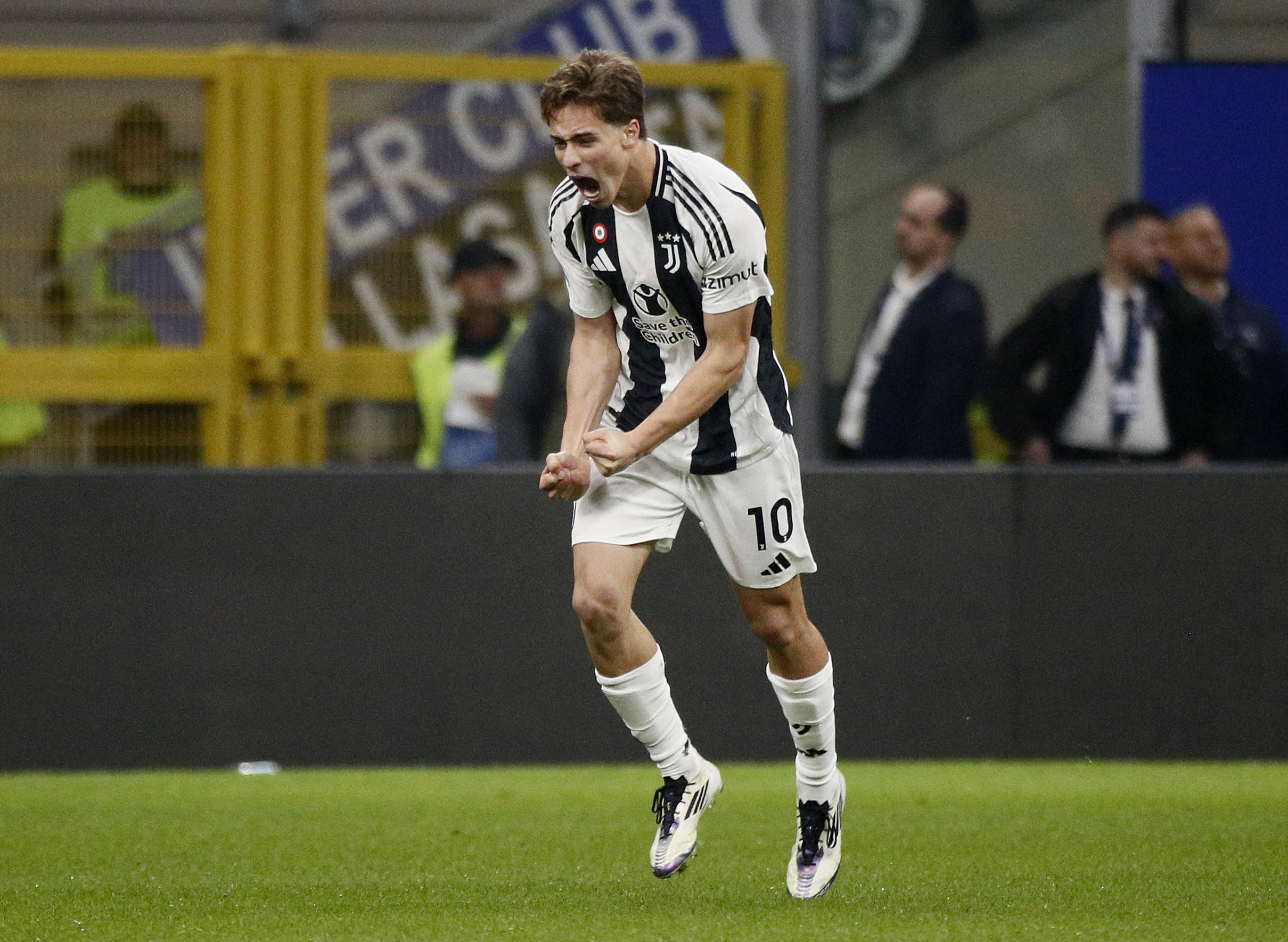 Kenan Yildiz celebra un gol.