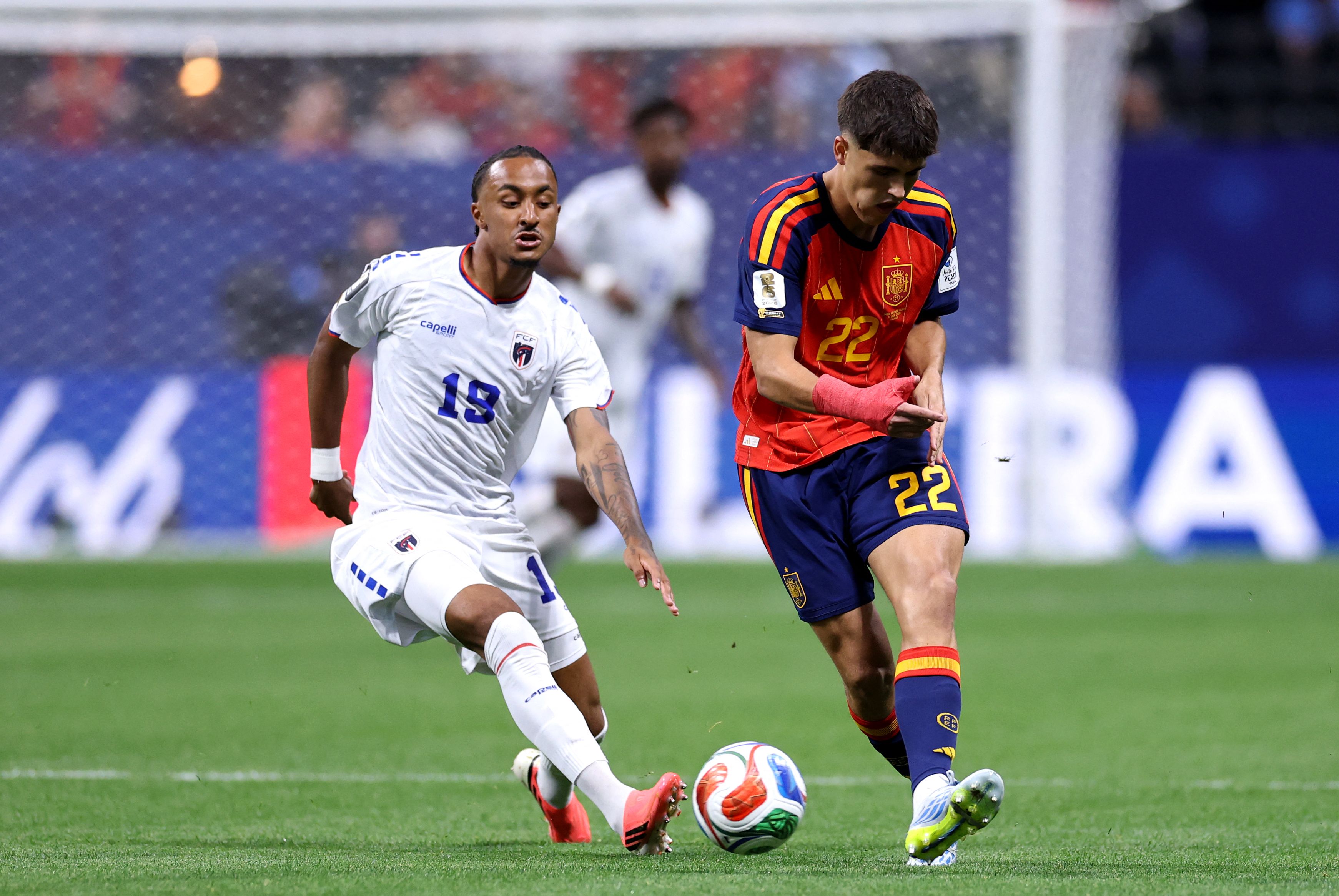 ATLANTA, GEORGIA - JUNE 15: Pau Cubarsi #22 of Spain passes the ball under pressure from Dailon Livramento #19 of Cabo Verde during the FIFA World Cup 2026 Group H match between Spain and Cabo Verde at Atlanta Stadium on June 15, 2026 in Atlanta, Georgia.   Buda Mendes/Getty Images/AFP (Photo by Buda Mendes / GETTY IMAGES NORTH AMERICA / Getty Images via AFP)