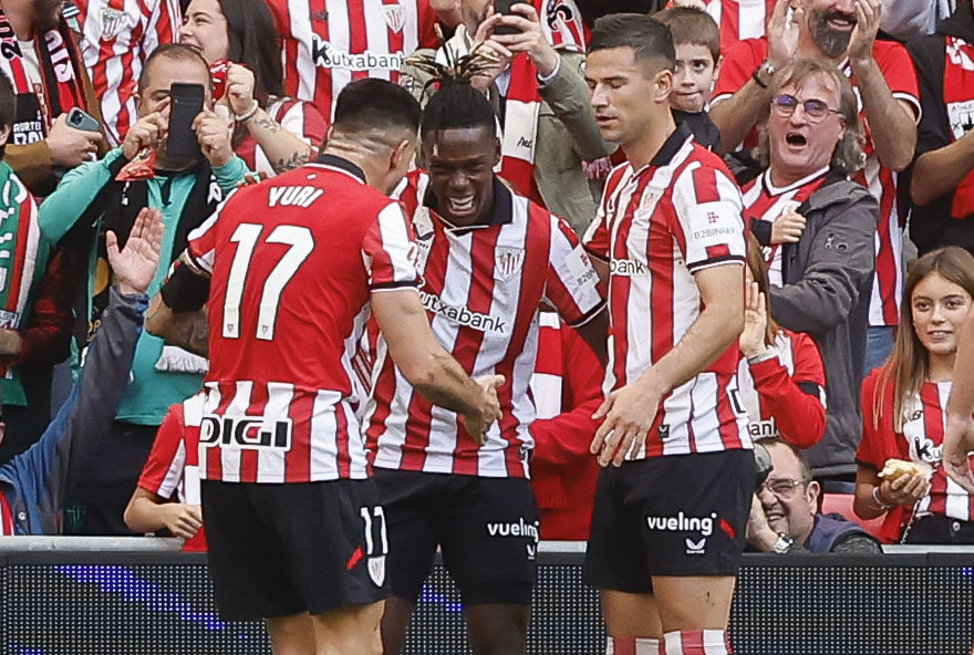 Nico Williams celebra con sus compañeros