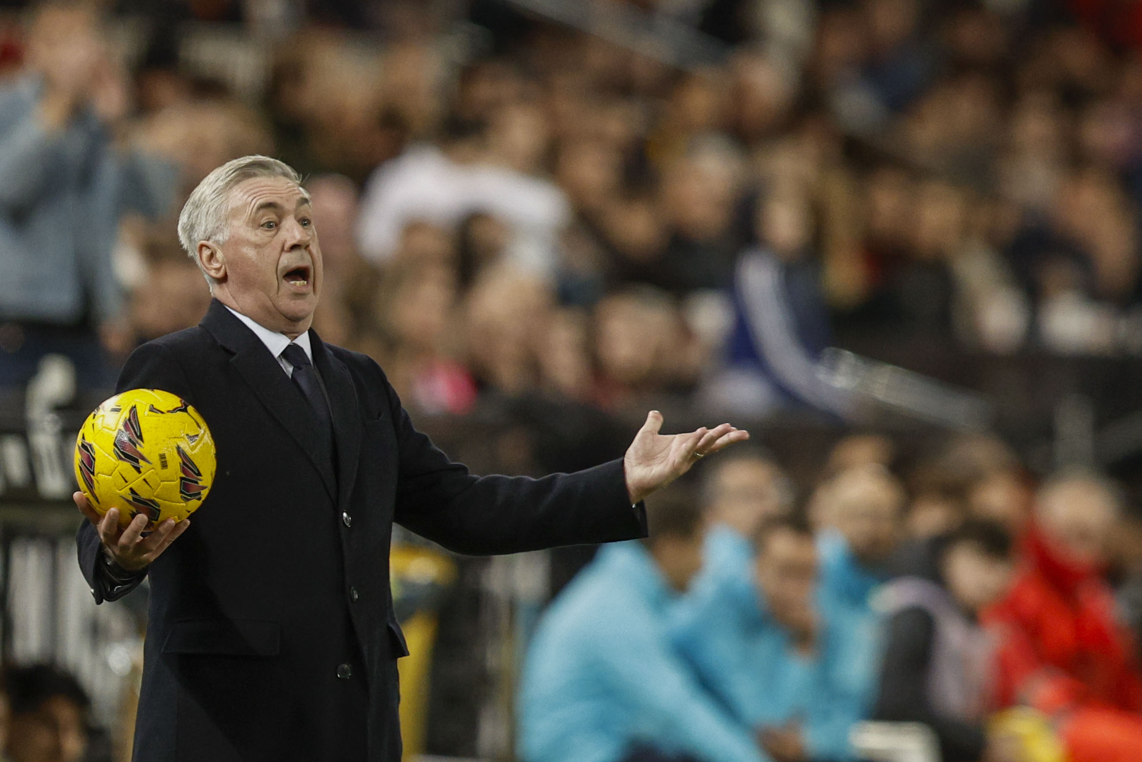 VALENCIA, 02/03/2024.- El entrenador del Real Madrid, Carlo Ancelotti durante el partido correspondiente a la jornada 27 de Primera Divisin que Valencia y Real Madrid disputan hoy sbado en el estadio de Mestalla, en Valencia. EFE/Kai Forsterling
