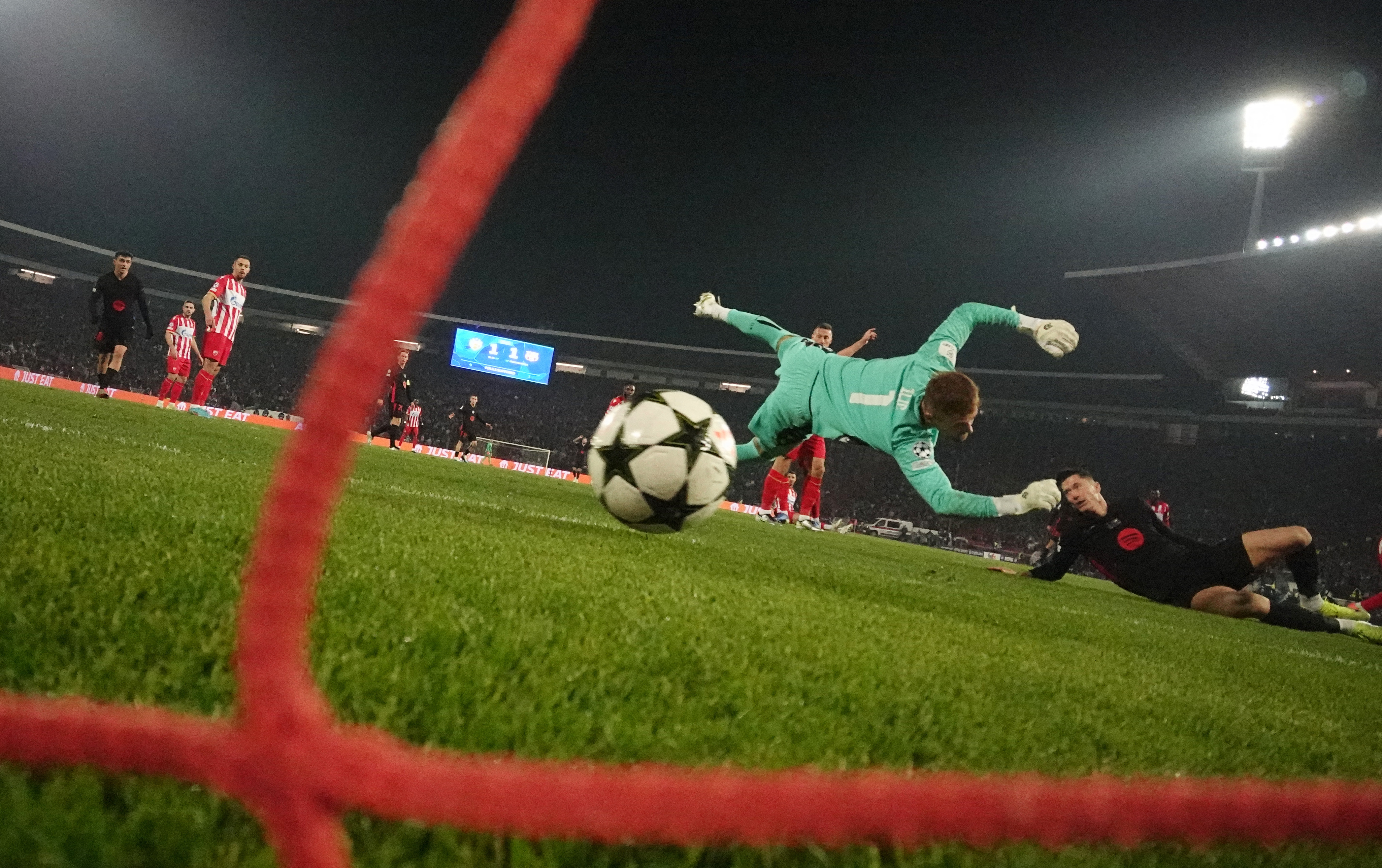 El polaco marca su cuarto gol en Champions y el decimoctavo de la temporada gracias a su oportunismo y su velocidad de reacción: la jugada la genera Lamine por la derecha. Este encuentra a Pedri en el área y su dejada de cara la solventa Raphinha con un zurdazo cruzado que se estampa en el palo. La pelota pasa por detrás de Ilic y el polaco la ve venir, sacando su pie para marcar a placer.