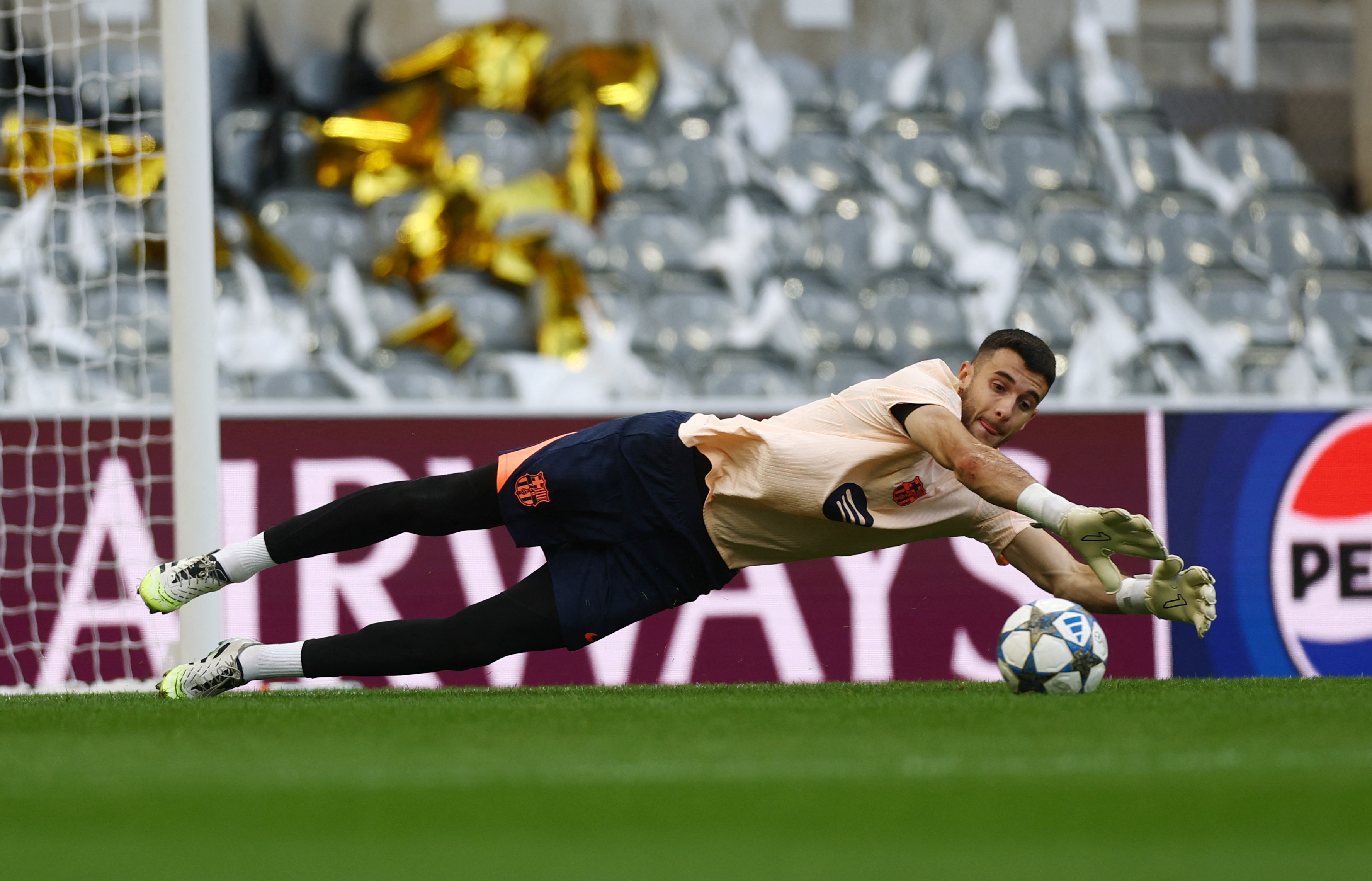 Soccer Football - UEFA Champions League - FC Barcelona Training - St James' Park, Newcastle, Britain - September 17, 2025 FC Barcelona's Joan Garcia during training Action Images via Reuters/Lee Smith