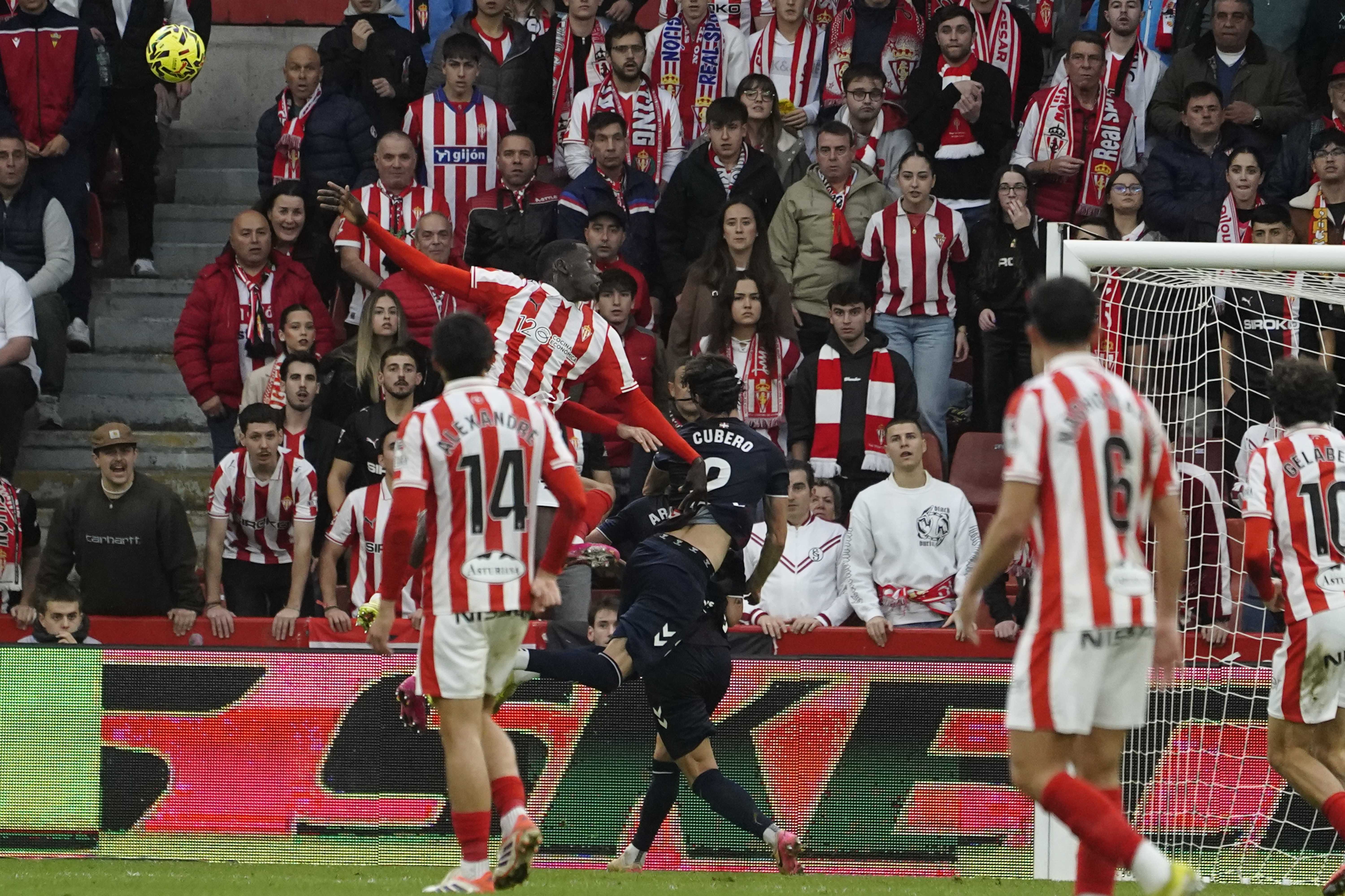 Dubasin evita que el Eibar se lleve los tres puntos en su visita a El Molinón