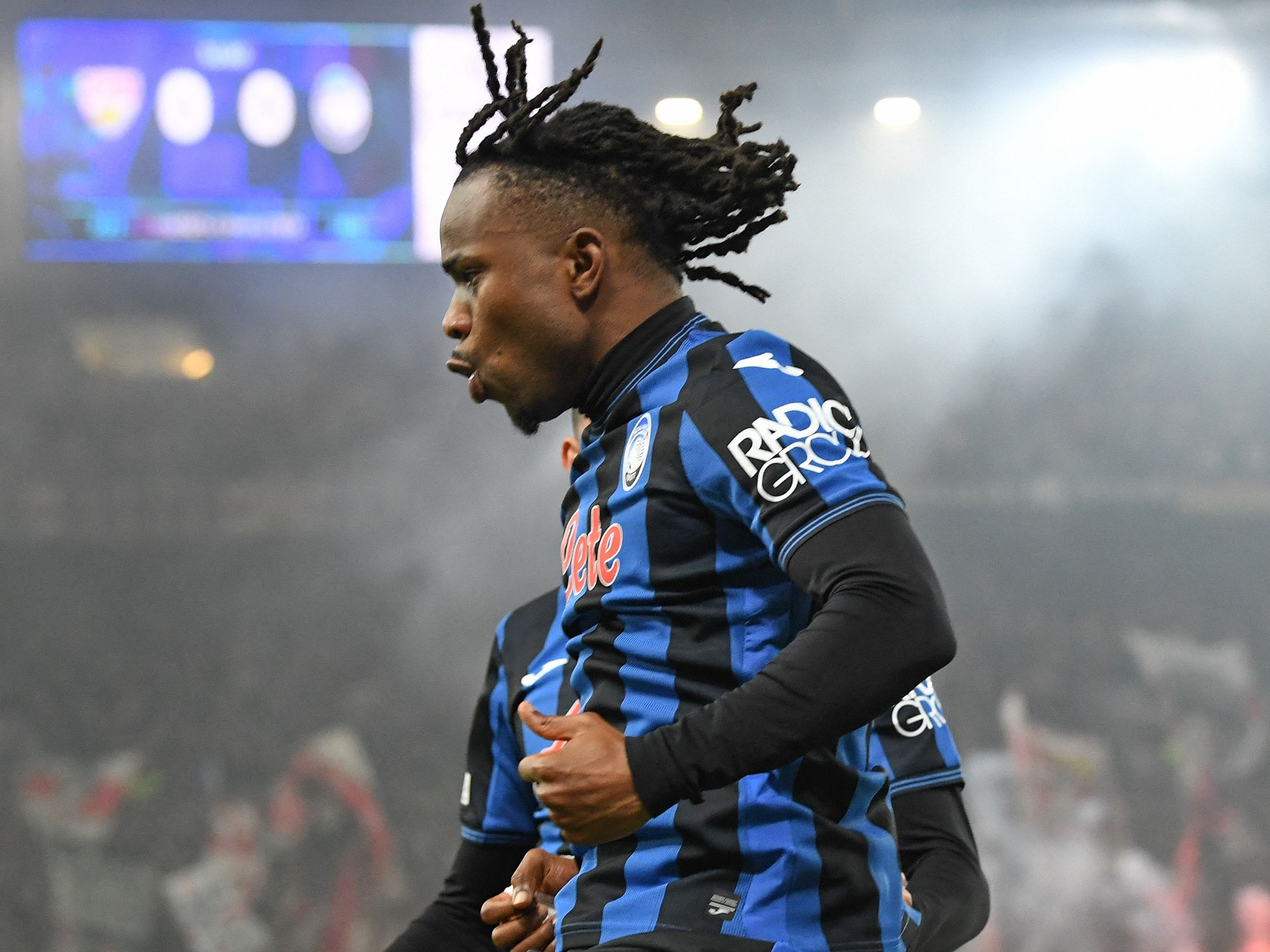 Atalanta's Nigerian forward #11 Ademola Lookman celebrates scoring the opening goal with his teammates during the UEFA Champions League football match  VfB Stuttgart vs Atalanta BC in Stuttgart, southwestern Germany on November 6, 2024. (Photo by Thomas KIENZLE / AFP)