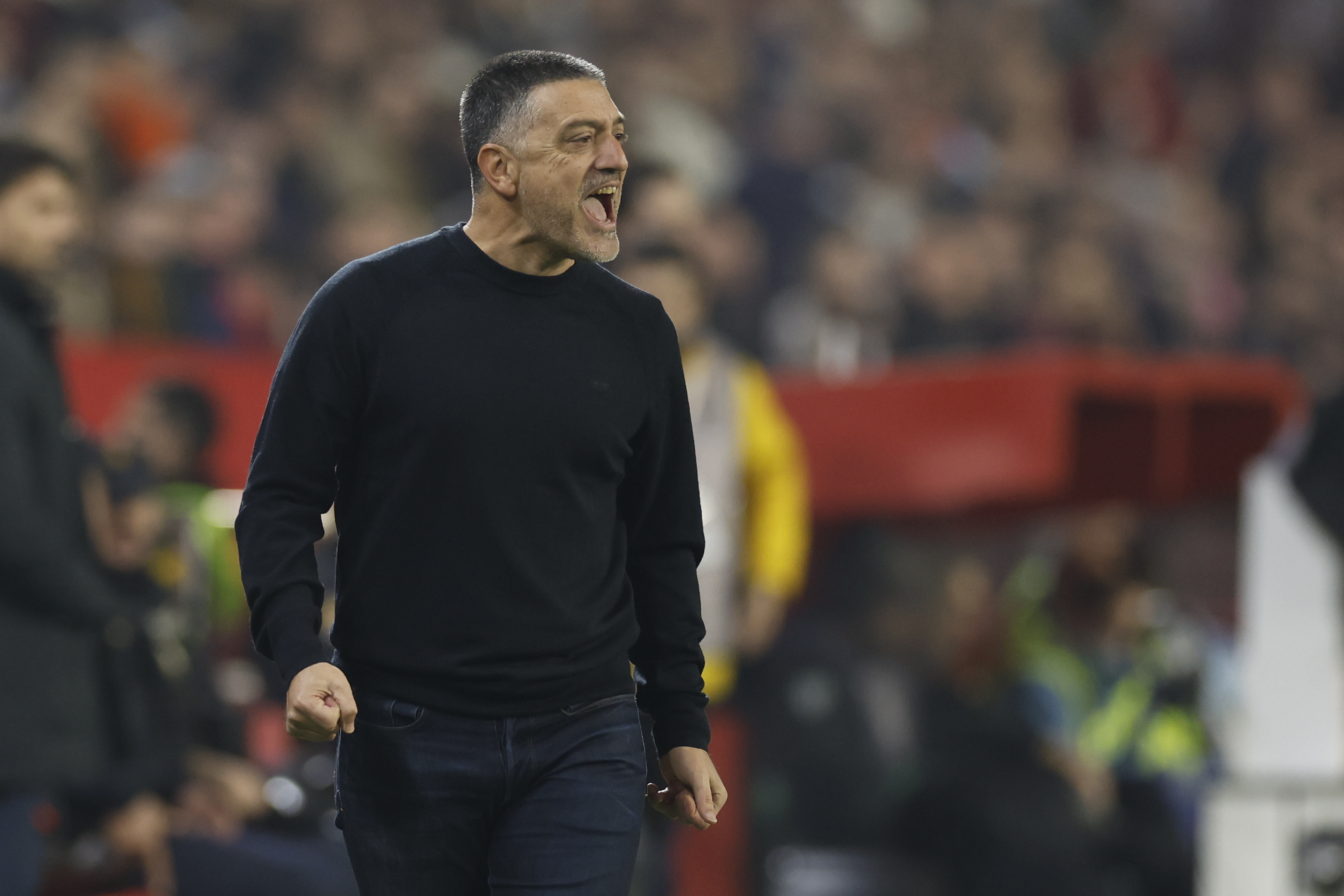 SEVILLA, 11/01/2025.- El entrenador del Sevilla, Javier Garca Pimienta, durante el partido de la jornada 19 de LaLiga que Sevilla FC y Valencia CF disputan este sbado en el Ramn Snchez-Pizjun, en Sevilla. EFE/Julio Mu?oz
