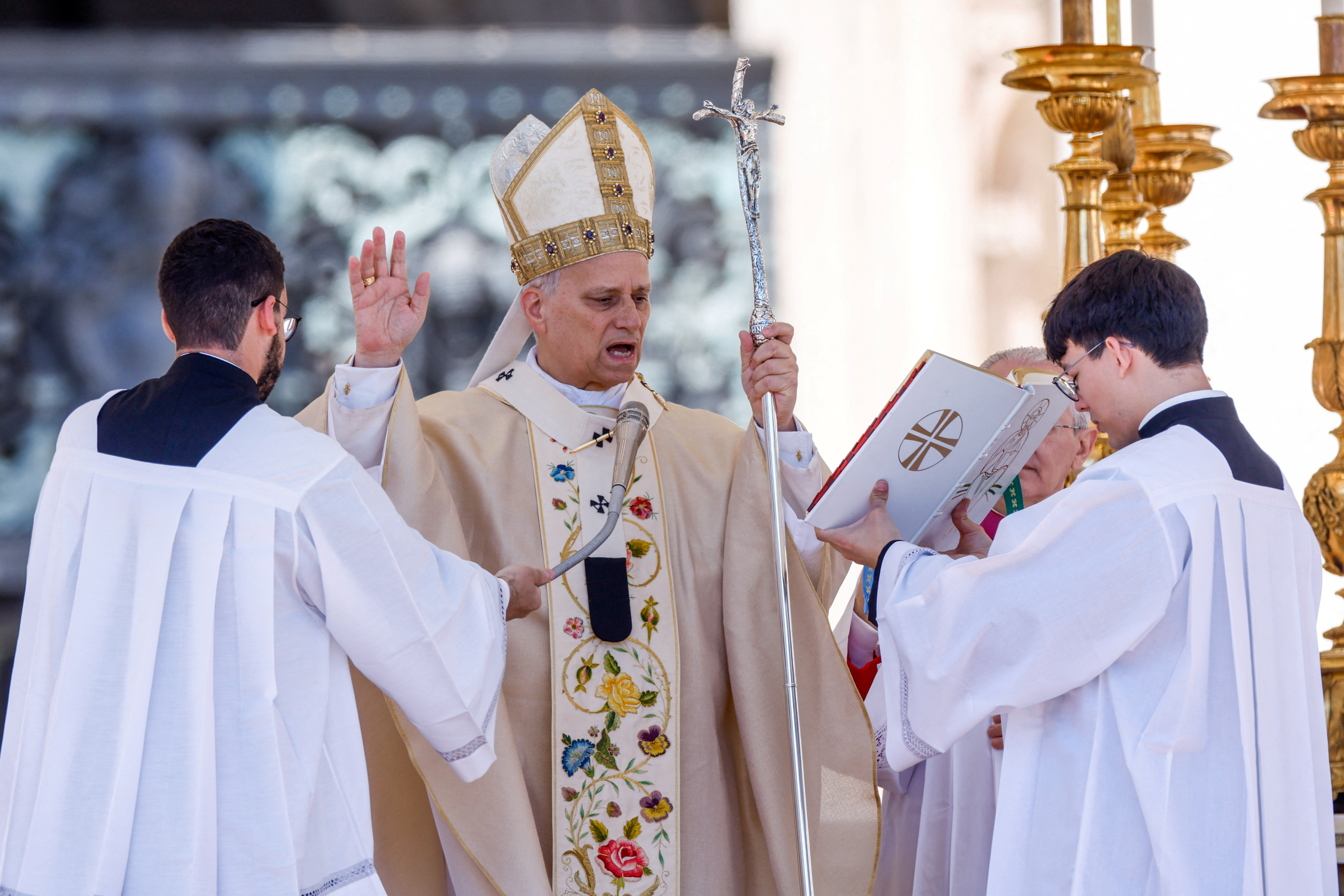 Pope Leo XIV blesses the faithful at the end of the Easter Mass in St. Peter's Square at the Vatican, April 5, 2026. REUTERS/Remo Casilli