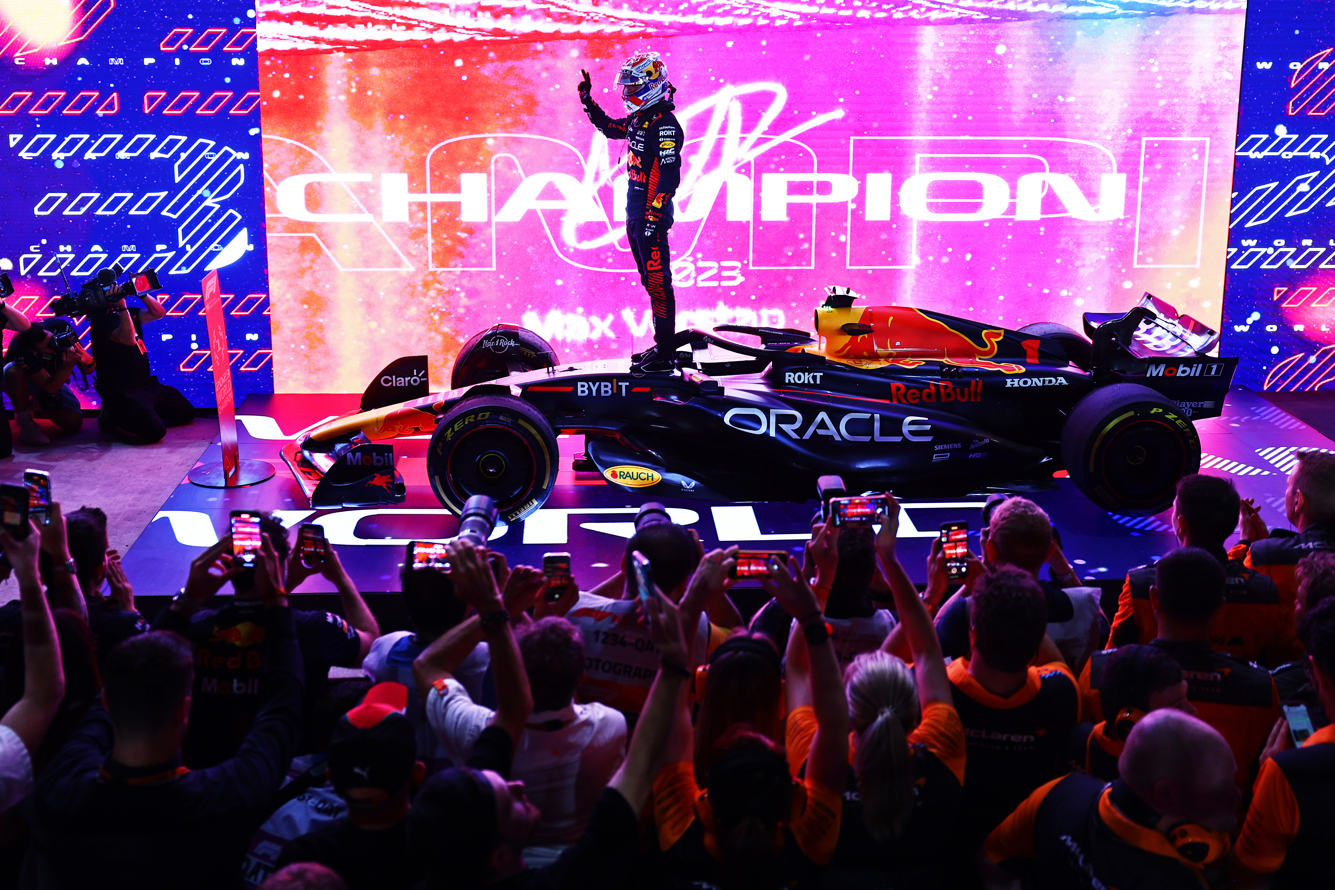 Verstappen es tricampeón en el esprint más caótico y divertido
