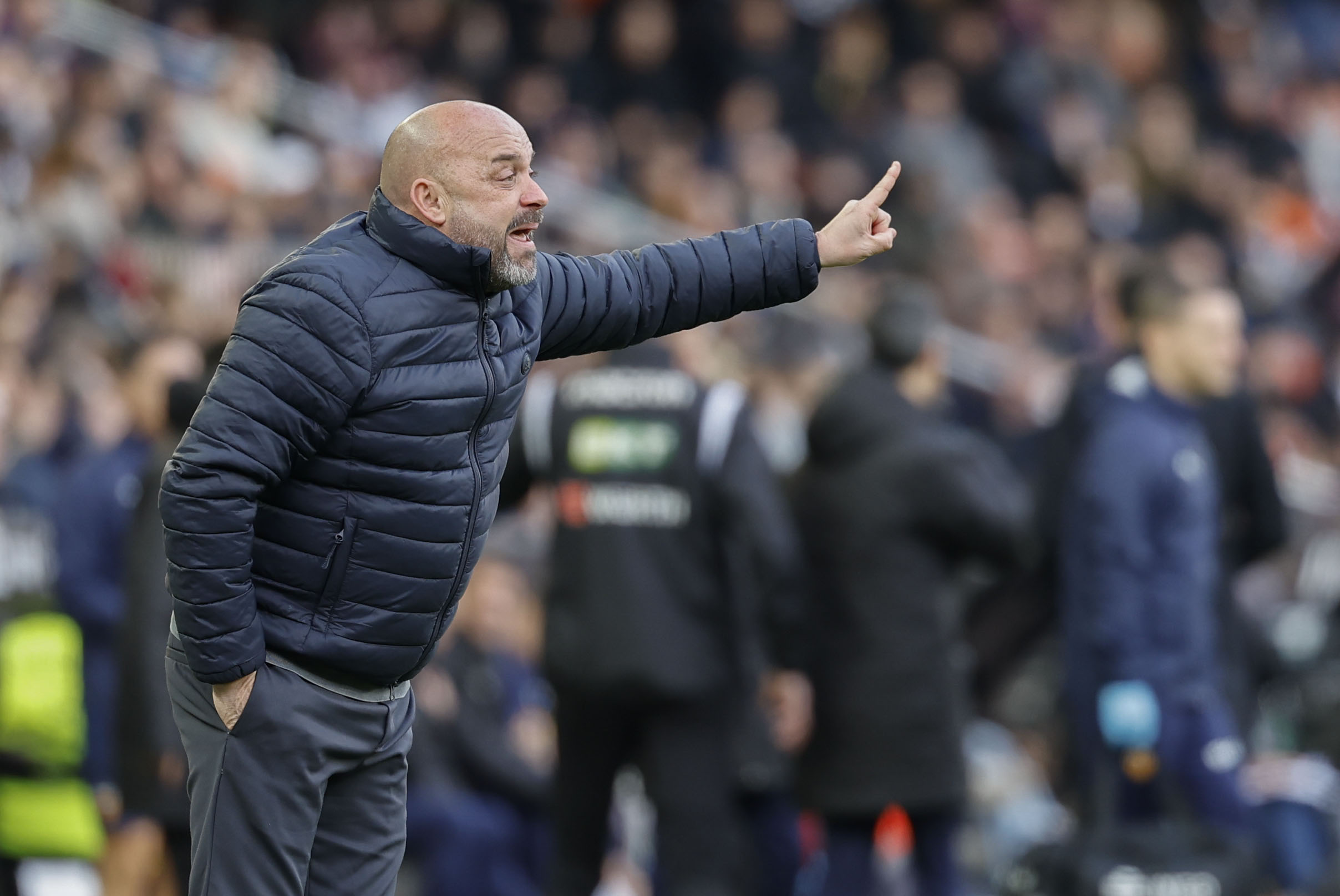 VALENCIA, 24/01/2026.- El entrenador del Espanyol, Manolo González, durante el encuentro correspondiente a la jornada 21 de LaLiga EA Sports entre el Valencia y el Espanyol disputado en Mestalla, Valencia, este sábado. EFE/ Ana Escobar

