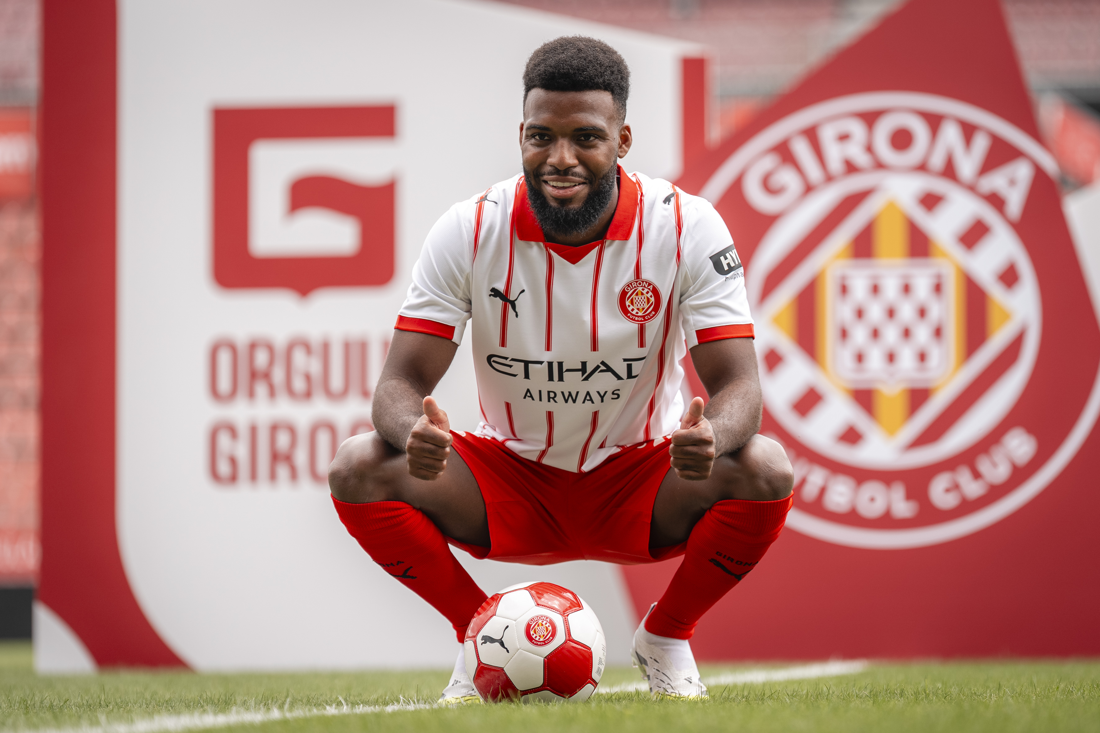 GRAFCAT1089 GIRONA 01/08/2025.- El centrocampista francés Thomas Lemar ha sido presentado este mediodía en el Estadio de Montilivi como nuevo jugador del Girona FC, Lemar llega al club catalán cedido por el Atlético de Madrid. EFE/David Borrat.
