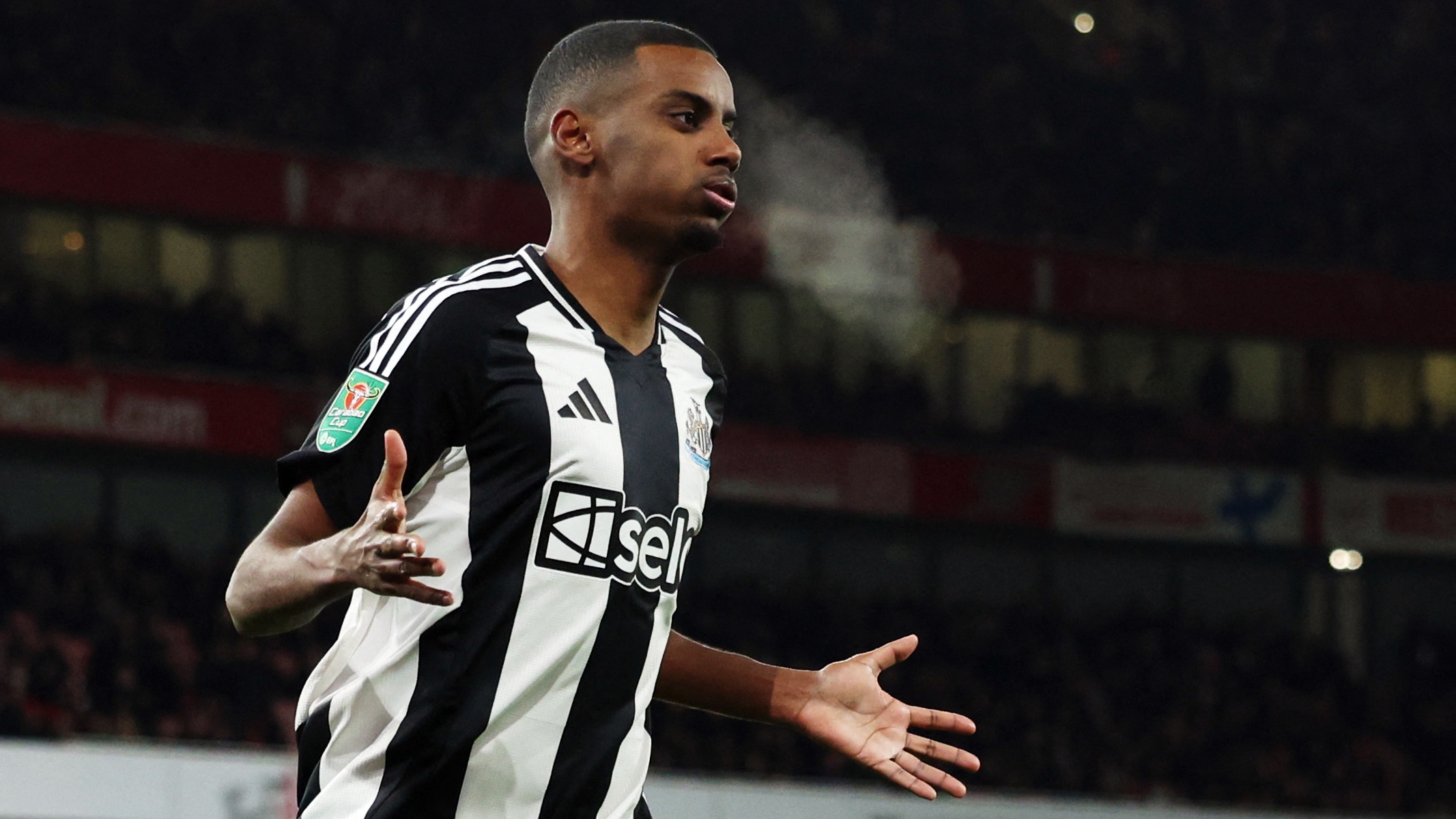 Alexander Isak, jugador del Newcastle, celebra el gol anotado ante el Arsenal en Carabao Cup.