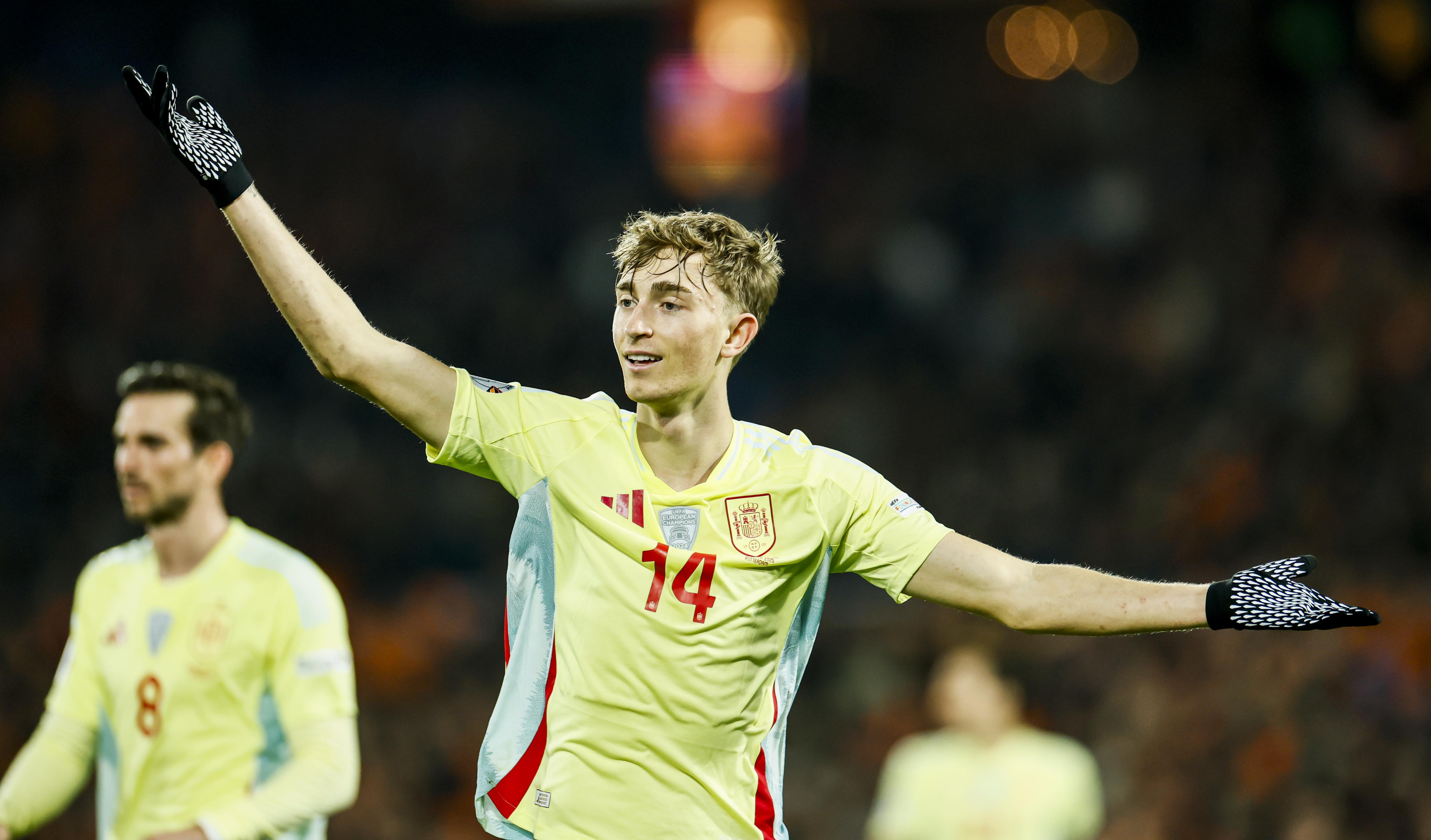 Rotterdam (Netherlands), 20/03/2025.- Dean Huijsen of Spain gestures during the UEFA Nations League quarterfinal soccer match between the Netherlands and Spain, in Rotterdam, the Netherlands, 20 March 2025. (Pases Bajos; Holanda, Espa?a) EFE/EPA/KOEN VAN WEEL
