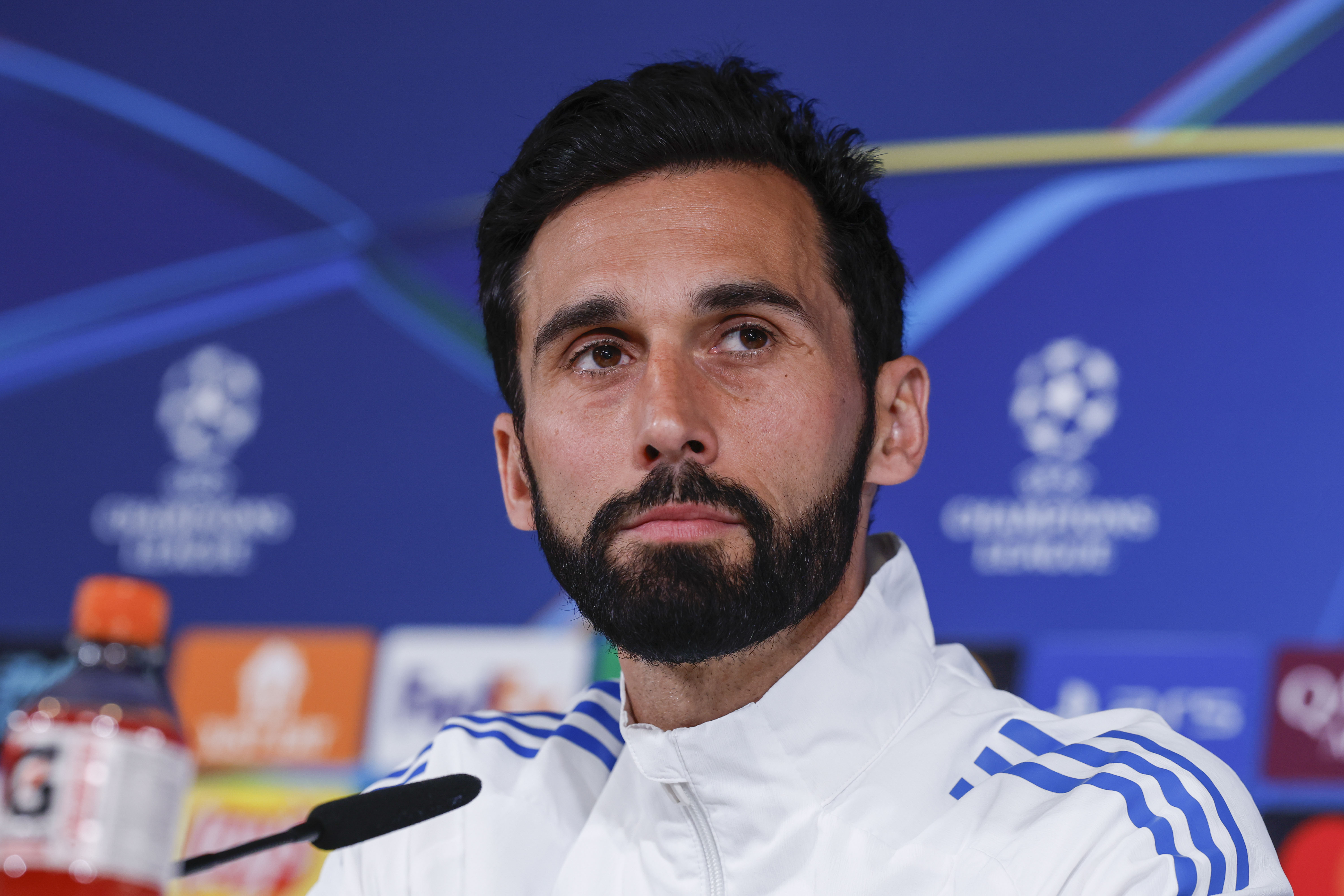 MADRID, 06/04/2026.- El ténico del Real Madrid, Álvaro Arbeloa, durante la rueda de prensa que ha ofrecido tras el entrenamiento del equipo este lunes en Valdebebas para preparar el partido de ida de cuartos de final de la Liga de Campeones que disputan mañana, martes, frente al Bayern Múnich en el estadio Santiago Bernabéu. EFE/ J.J.Guillen
