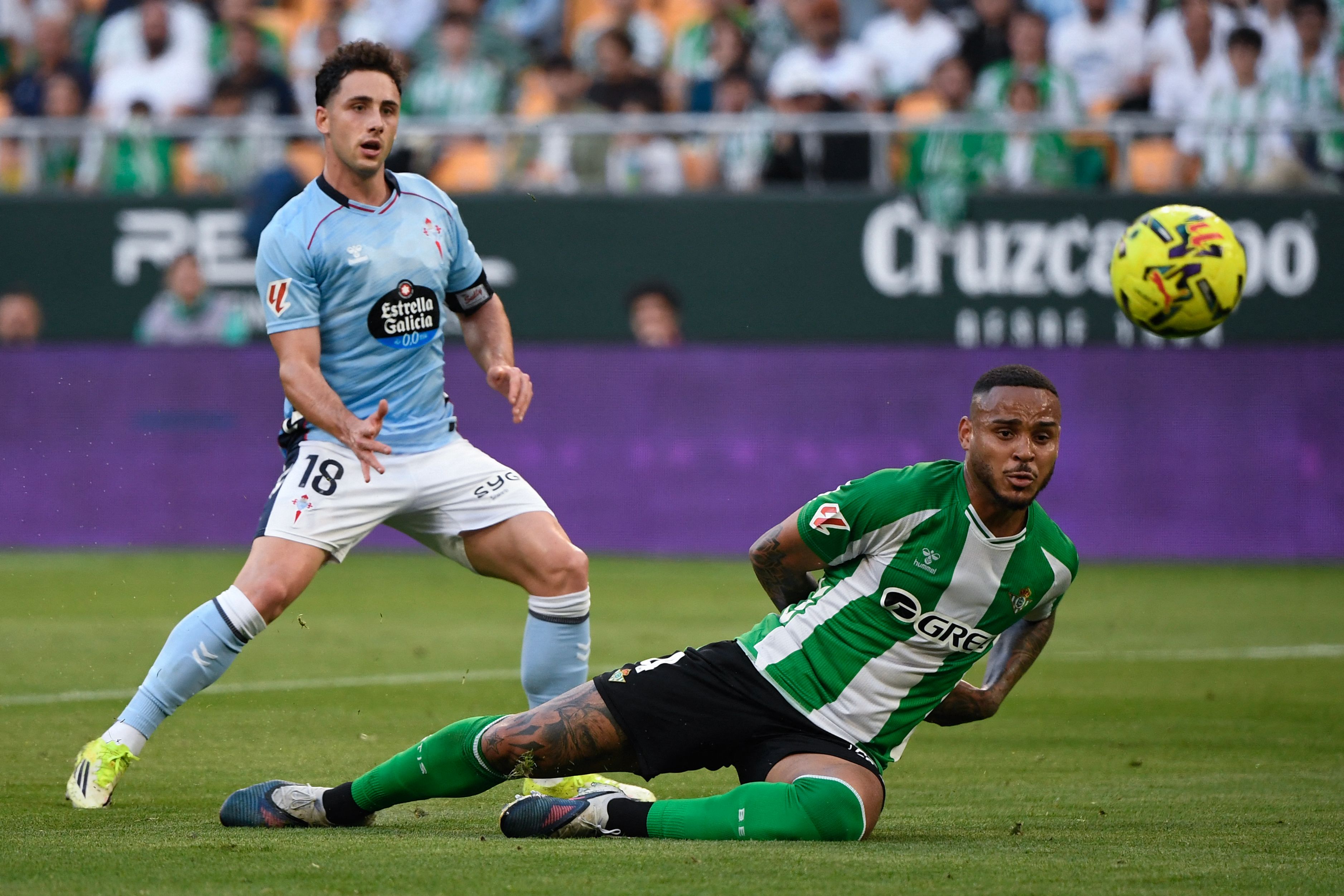 Celta Vigo's Spanish forward #18 Pablo Duran shoots past Real Betis' Brazilian defender #04 Natan Bernardo de Souza (R) during the Spanish league football match between Real Betis and RC Celta de Vigo at Benito Villamarin Stadium in Seville on March 15, 2026. (Photo by CRISTINA QUICLER / AFP)