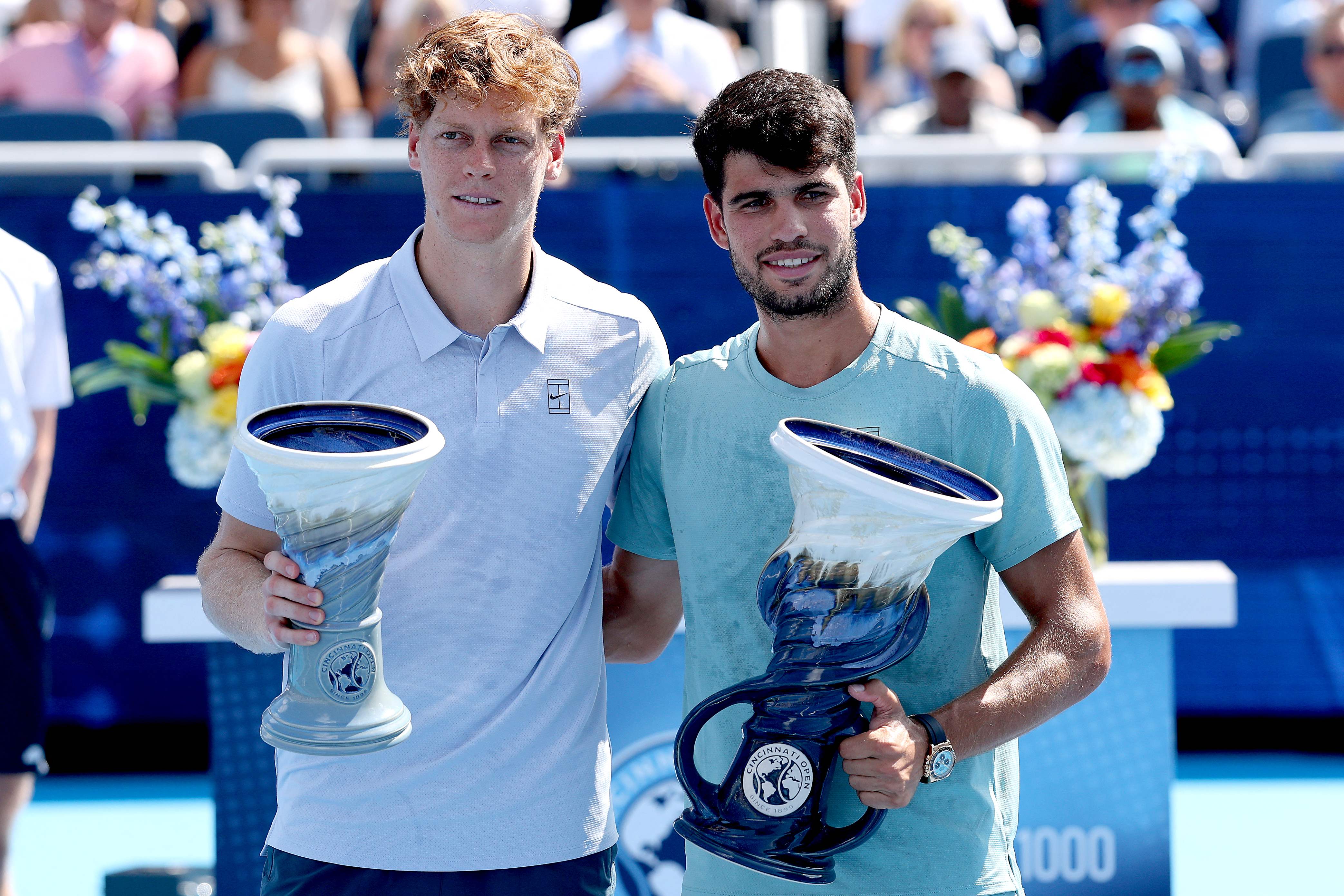 MASON, OHIO - AUGUST 18: Jannik Sinner of Italy and Carlos Alcaraz of Spain pose with their Rookwood Cups after the men's final of the Cincinnati Open at Lindner Family Tennis Center on August 18, 2025 in Mason, Ohio.   Matthew Stockman/Getty Images/AFP (Photo by MATTHEW STOCKMAN / GETTY IMAGES NORTH AMERICA / Getty Images via AFP)