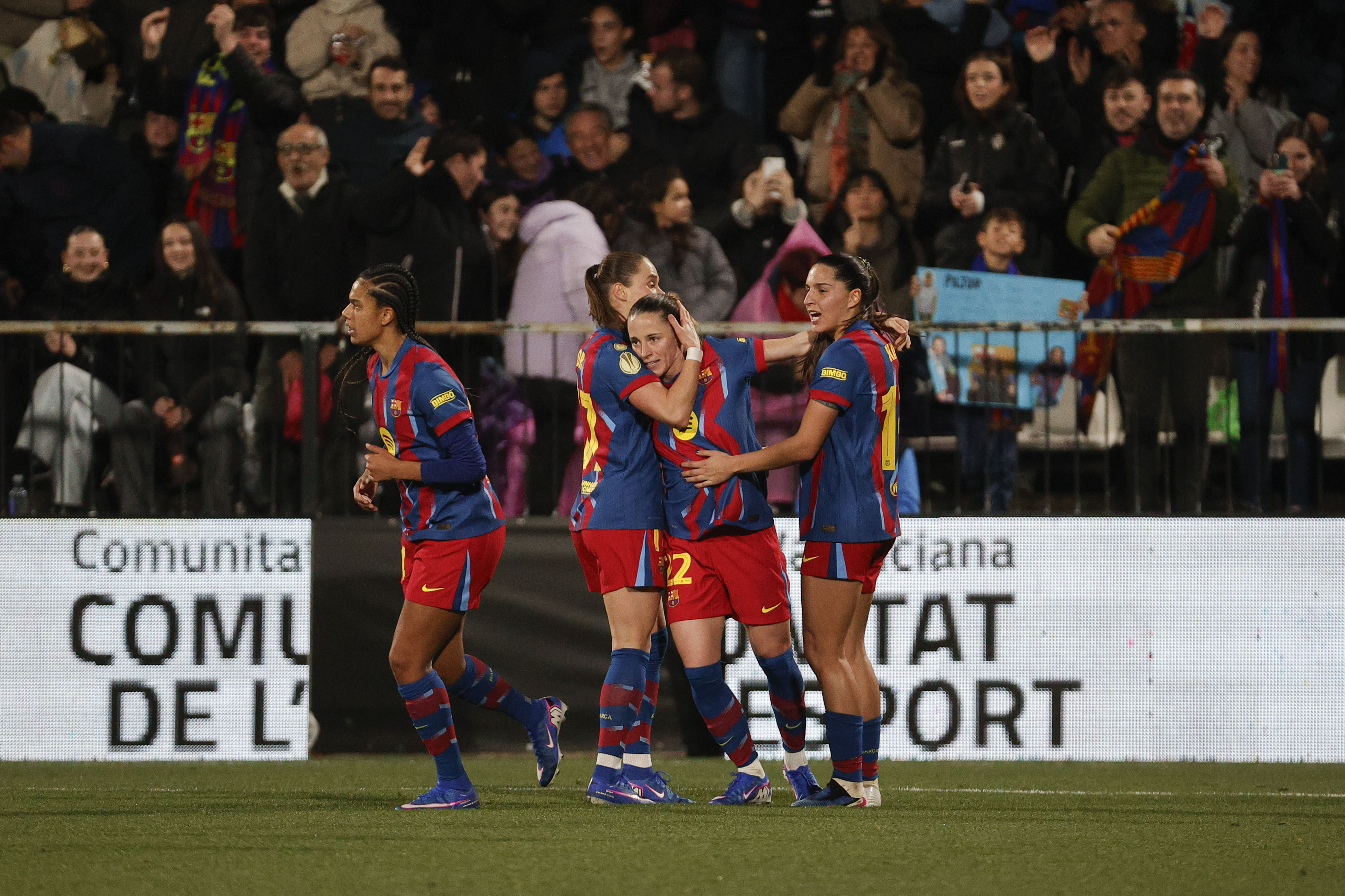 CASTELLÓN DE LA PLANA, 21/01/2026.- La jugadora del FC Barcelona Ona Batlle (2d) celebra con sus compañeras el 1-1 conseguido ante el Athletic Club, durante el partido de semifinales de la Supercopa de España de fútbol disputado este miércoles en el estadio Castalia, en Castellón de la Plana. EFE/Manuel Bruque
