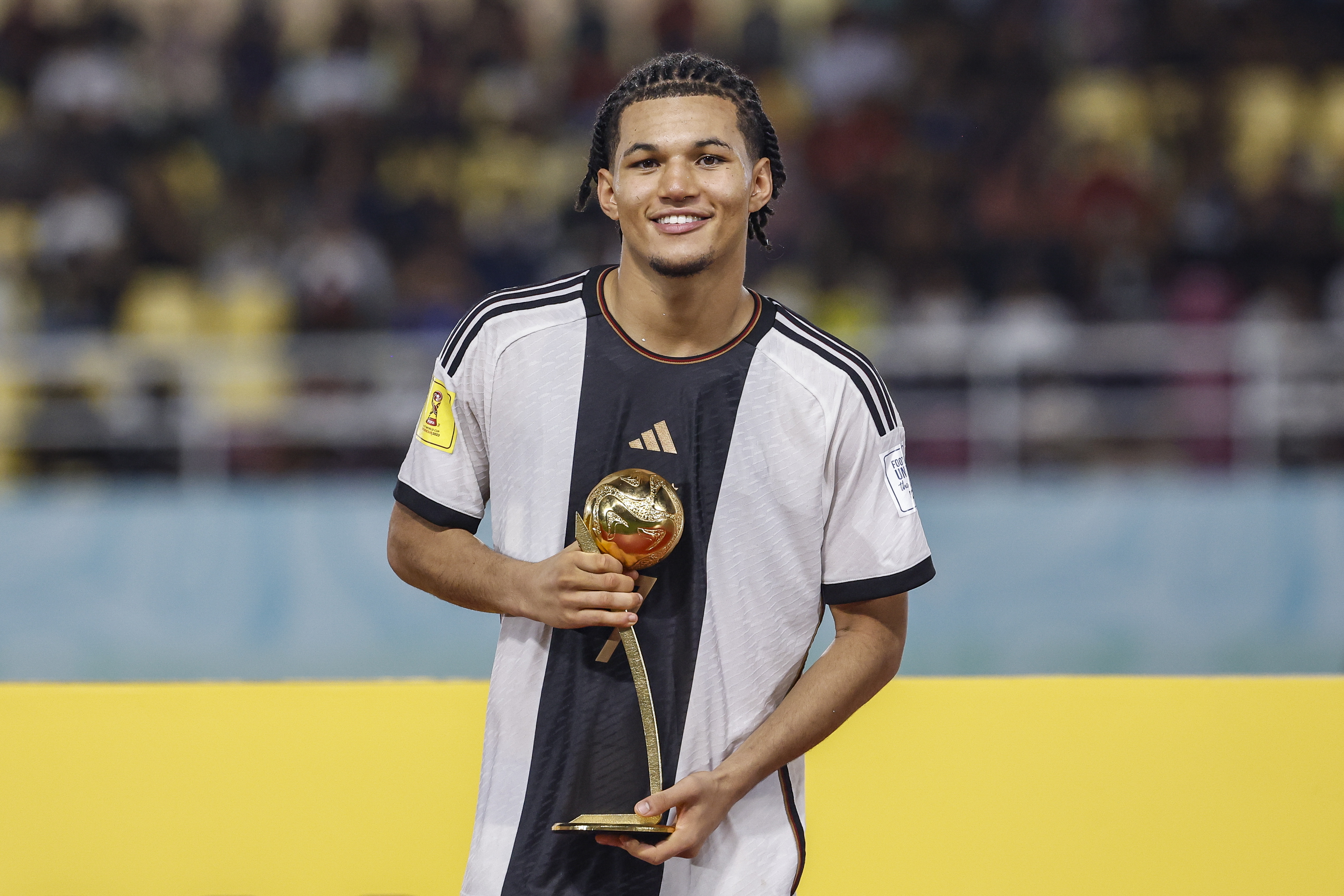 Surakarta (Indonesia), 02/12/2023.- Best player of the final, Paris Brunner of Germany celebrates with his Golden Ball award of the FIFA U-17 World Cup in Surakarta, Indonesia, 02 December 2023. (Mundial de Fútbol, Francia, Alemania) EFE/EPA/MAST IRHAM