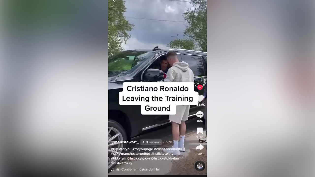 Cristiano se para a firmar y sucede algo que solo puede pasar con él en el mundo del fútbol