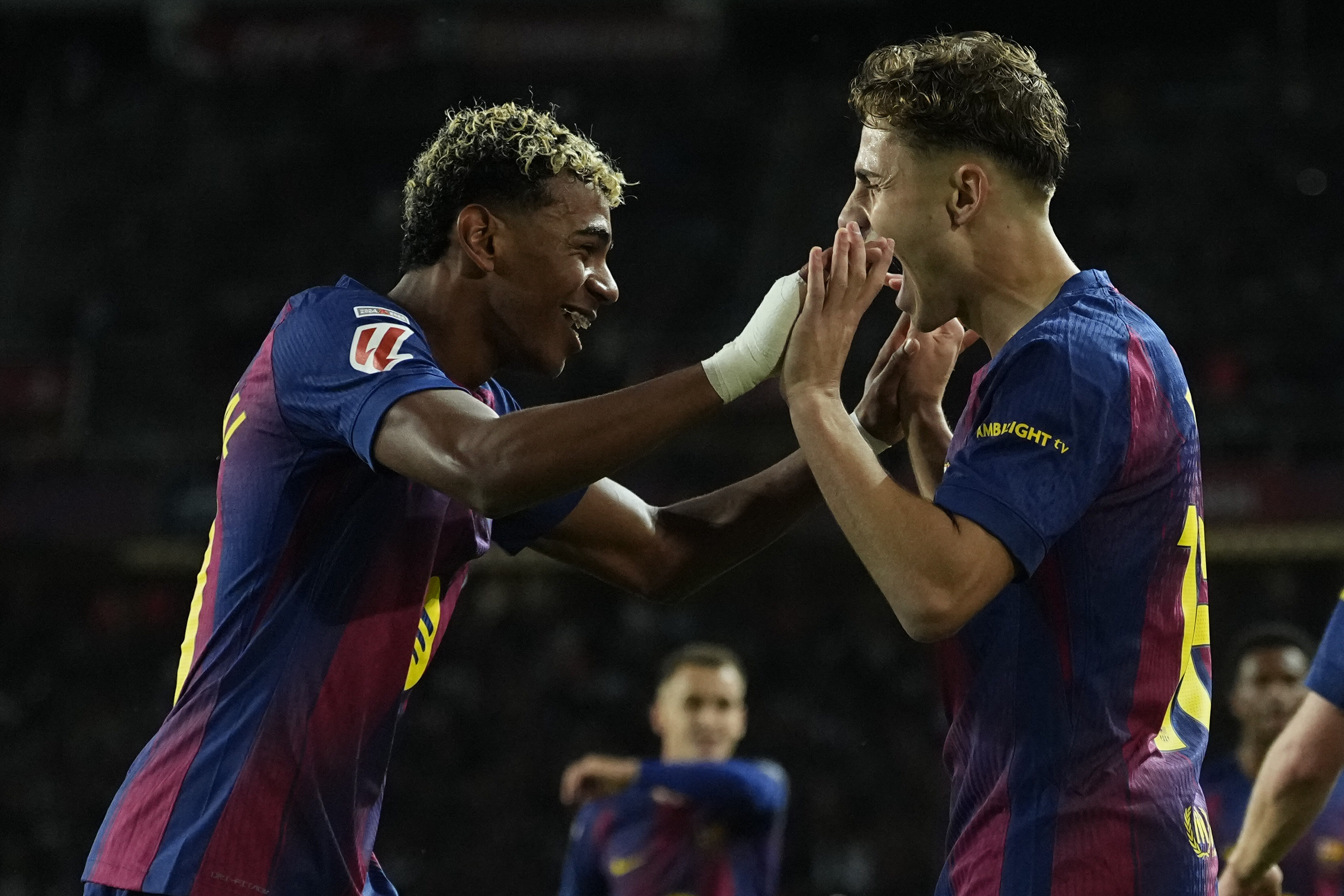 BARCELONA, 02/11/2025.- El delantero del Barcelona Lamine Yamal (i) celebra con Fermín su gol, primero del equipo ante el Elche, durante el partido de LaLiga entre el FC Barcelona y el Elche CF, este domingo en el estadio Olímpico Lluis Companys. EFE/Enric Fontcuberta
