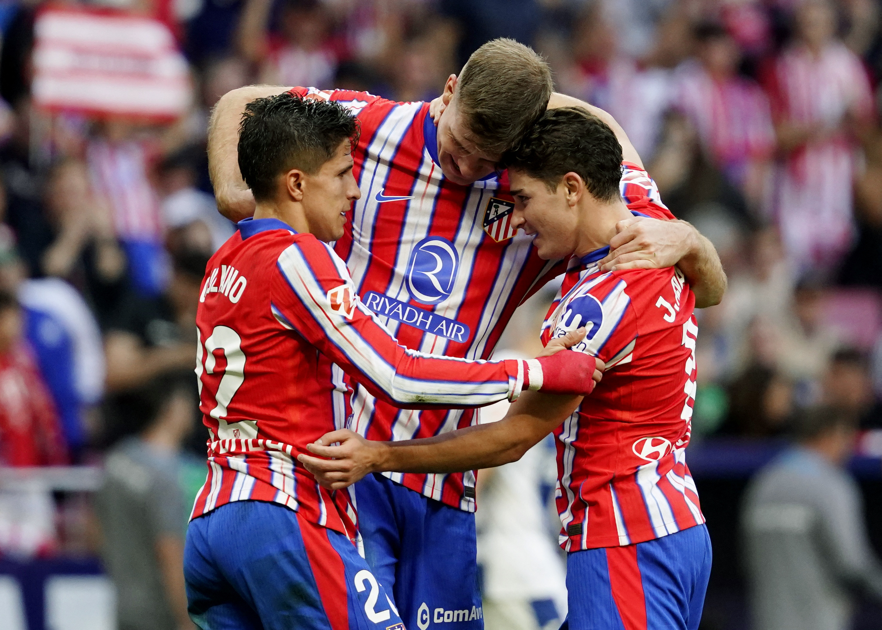 Giuliano Simeone, Sorloth y Julián Alvarez celebran la victoria del Atleti.