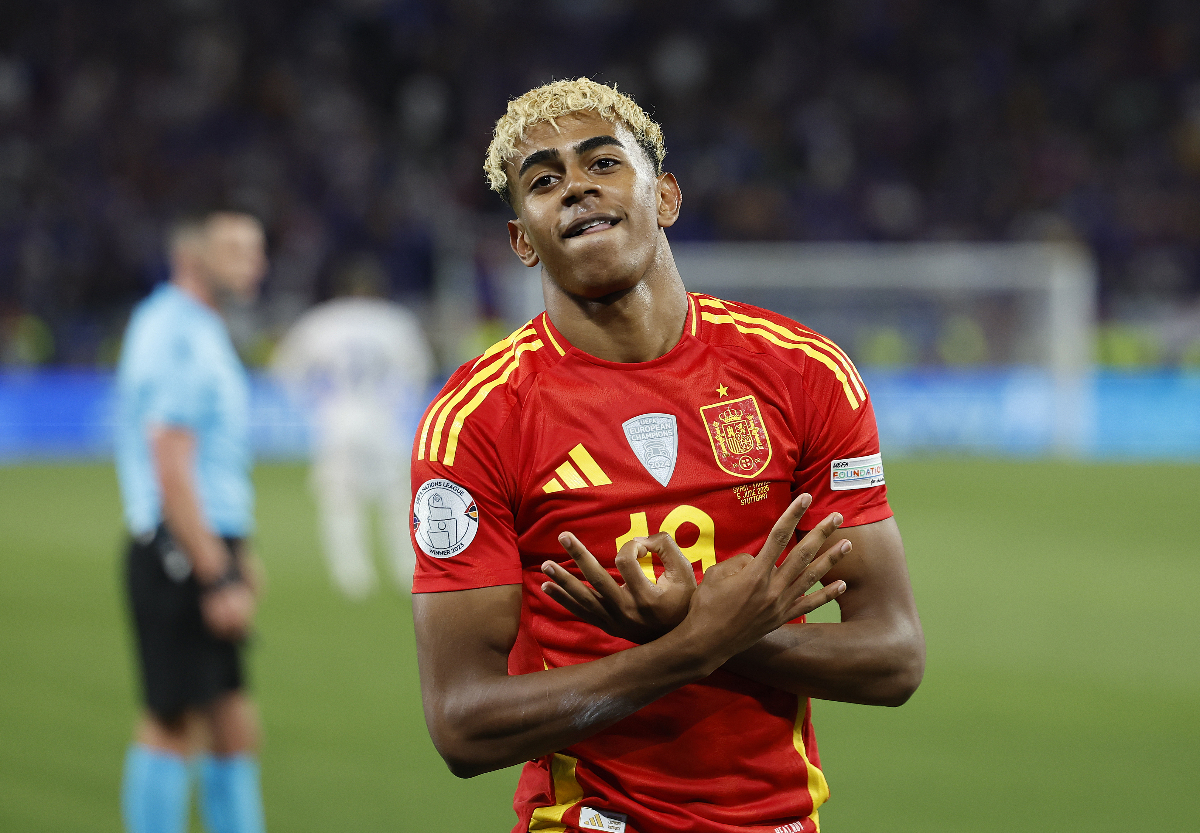 Lamine Yamal celebra un gol con España.