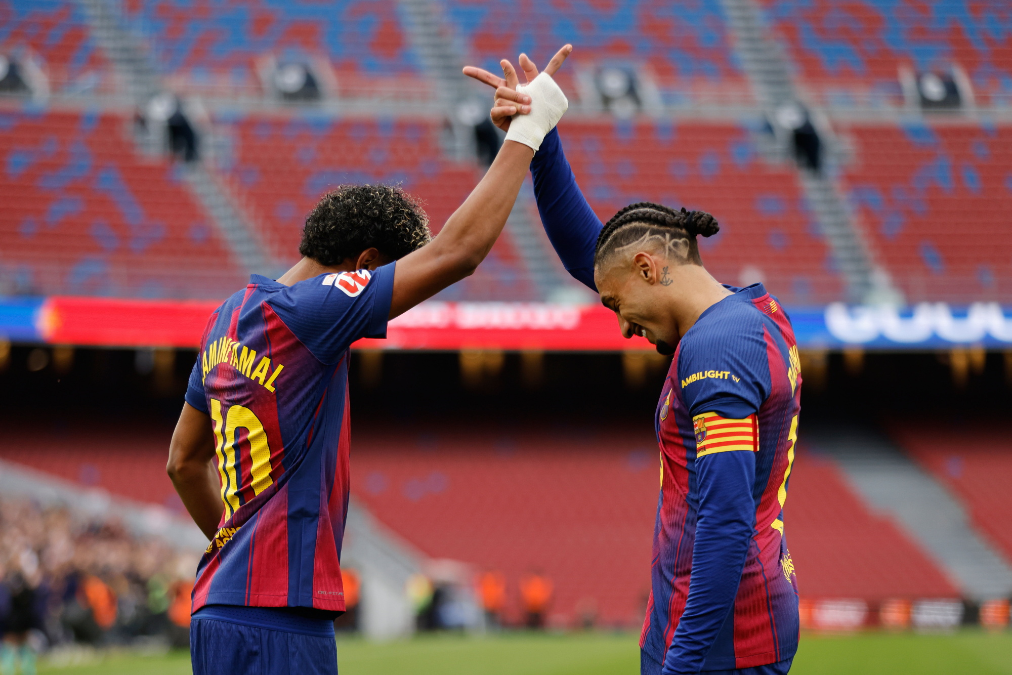 El jugador del FC Barcelona, Lamine Yamal, celebra el 2-0 al Villlarreal con Raphinha. 