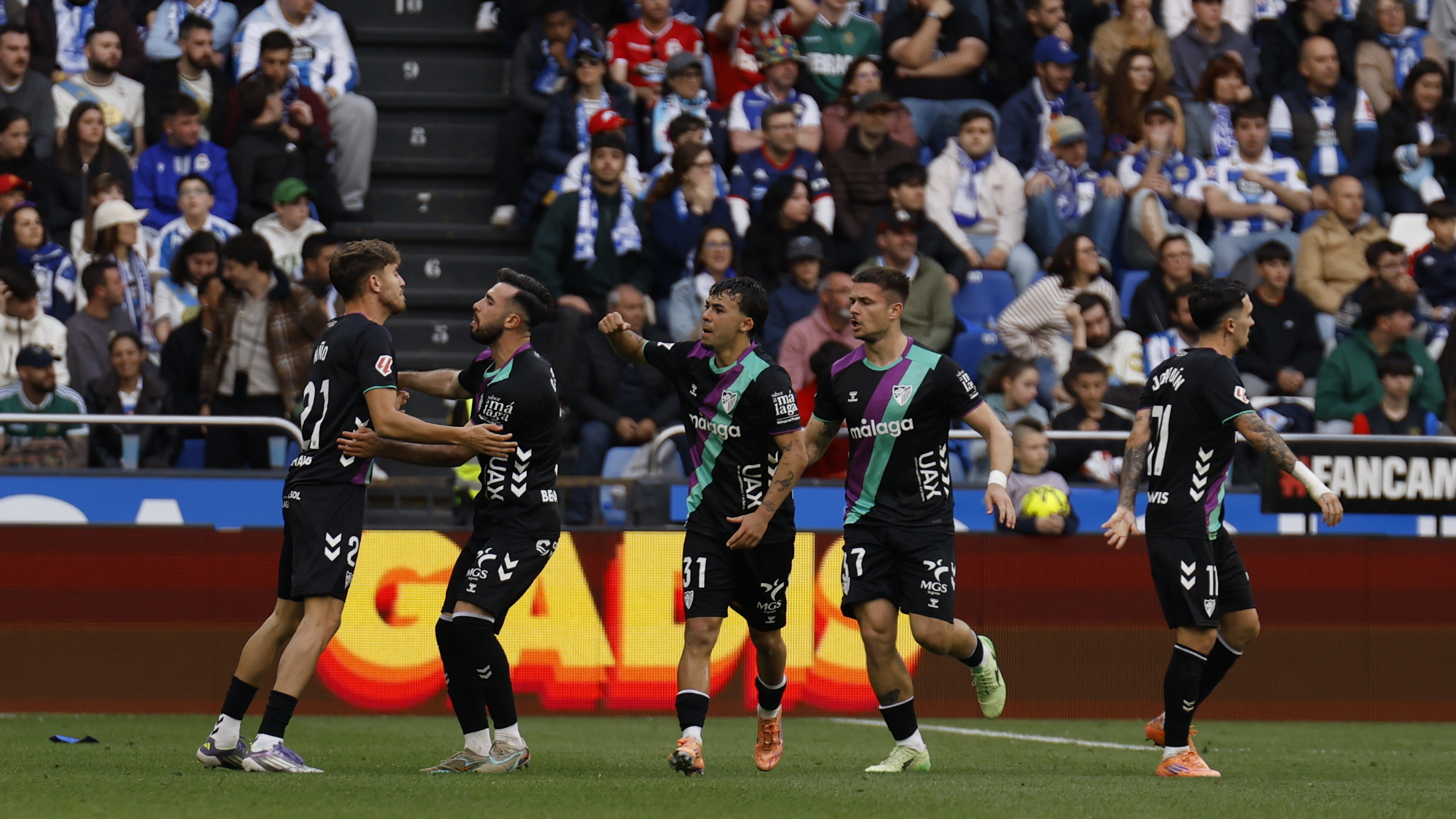 Adrián Niño saca petróleo de Riazor