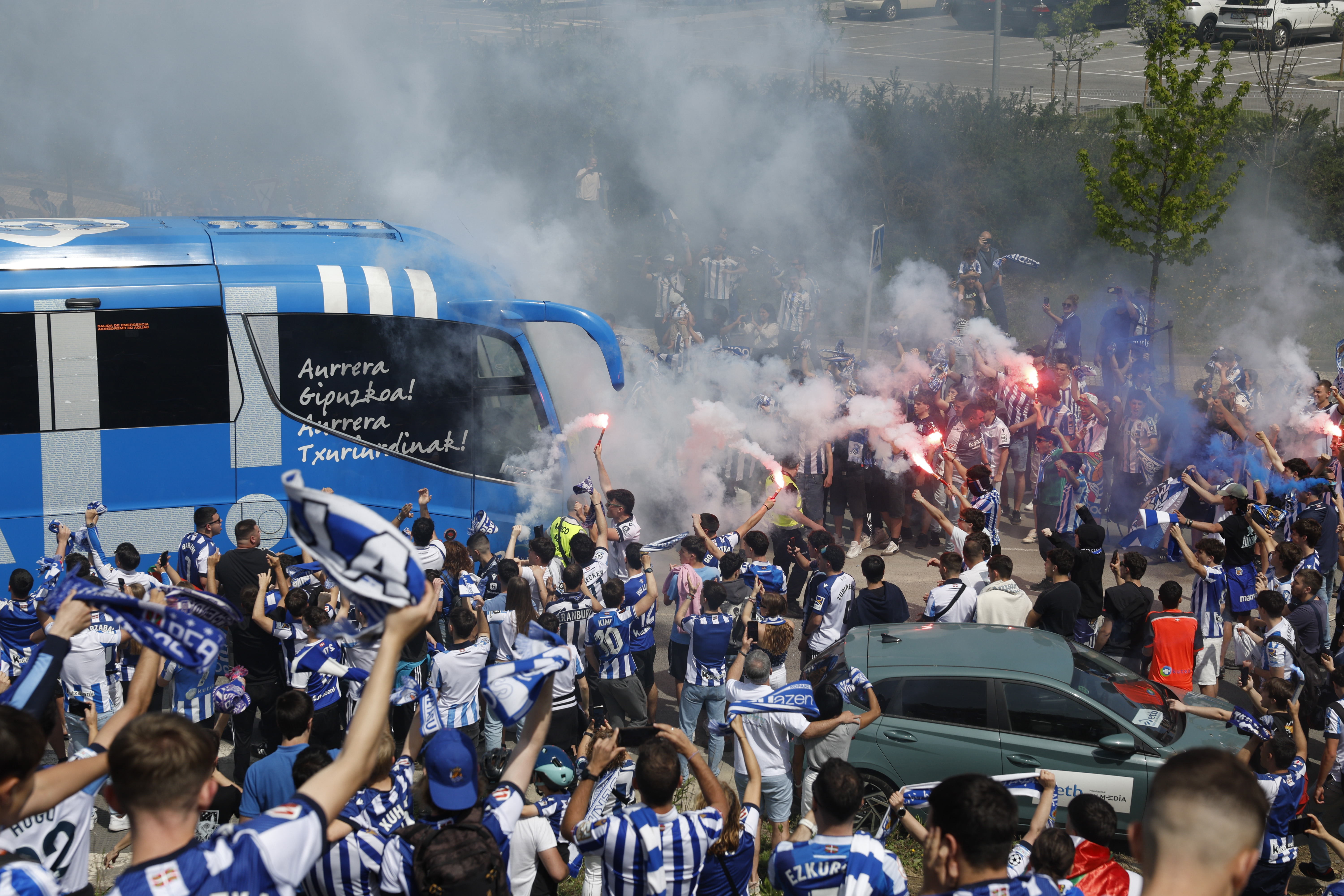 SAN SEBASTIÁN (ESPAÑA), 17/04/2026.- La afición de la Real Sociedad despide en Zubieta al autobús del equipo que se dirige al aeropuerto de Hondarribia para volar a Sevilla con el firme objetivo de regresar a casa con la Copa del Rey tras la final que disputará contra el Atlético de Madrid en La Cartuja. EFE/Juan Herrero.
